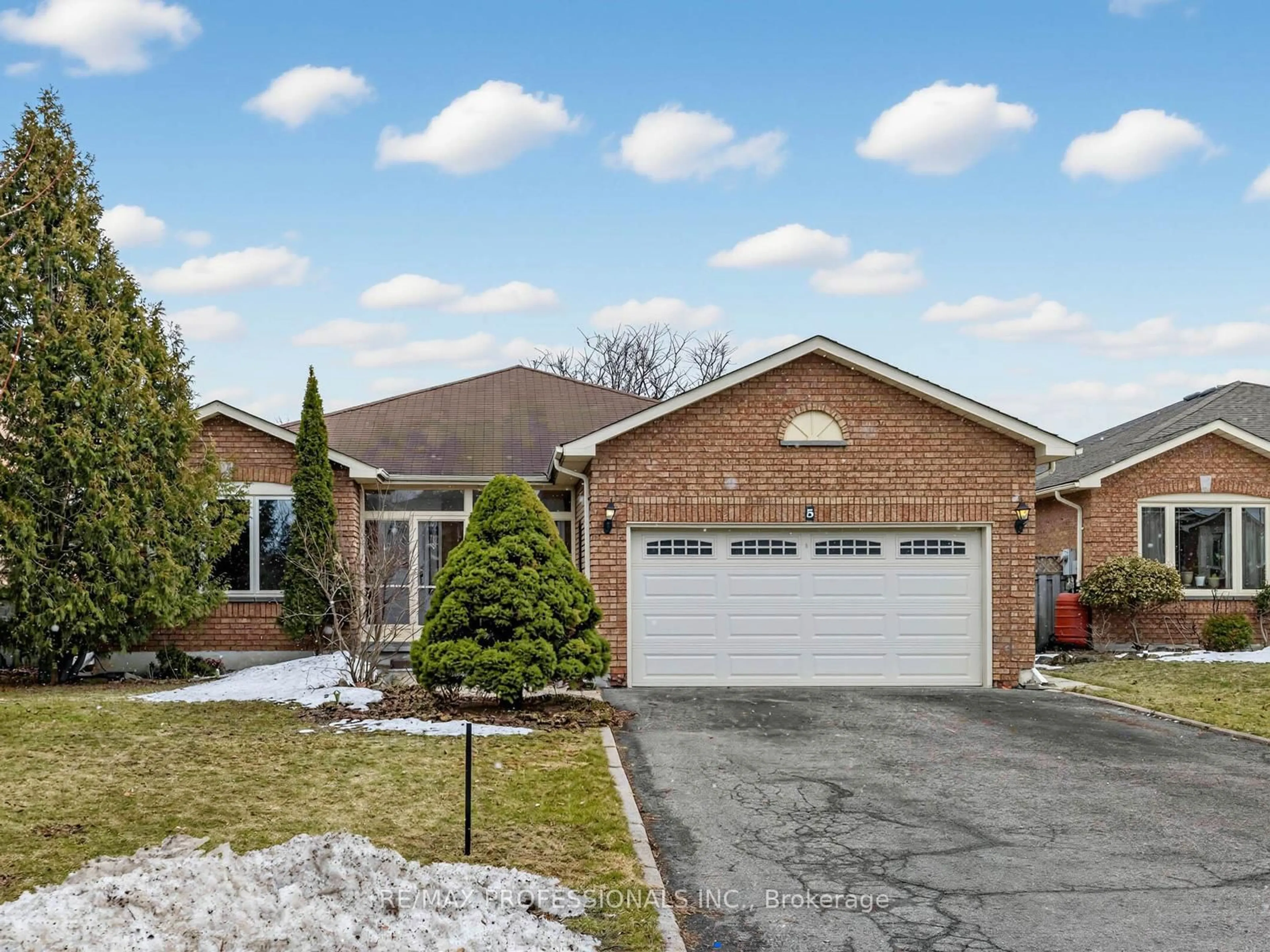 Home with brick exterior material, street for 5 Coates Cres, Richmond Hill Ontario L4E 2M3