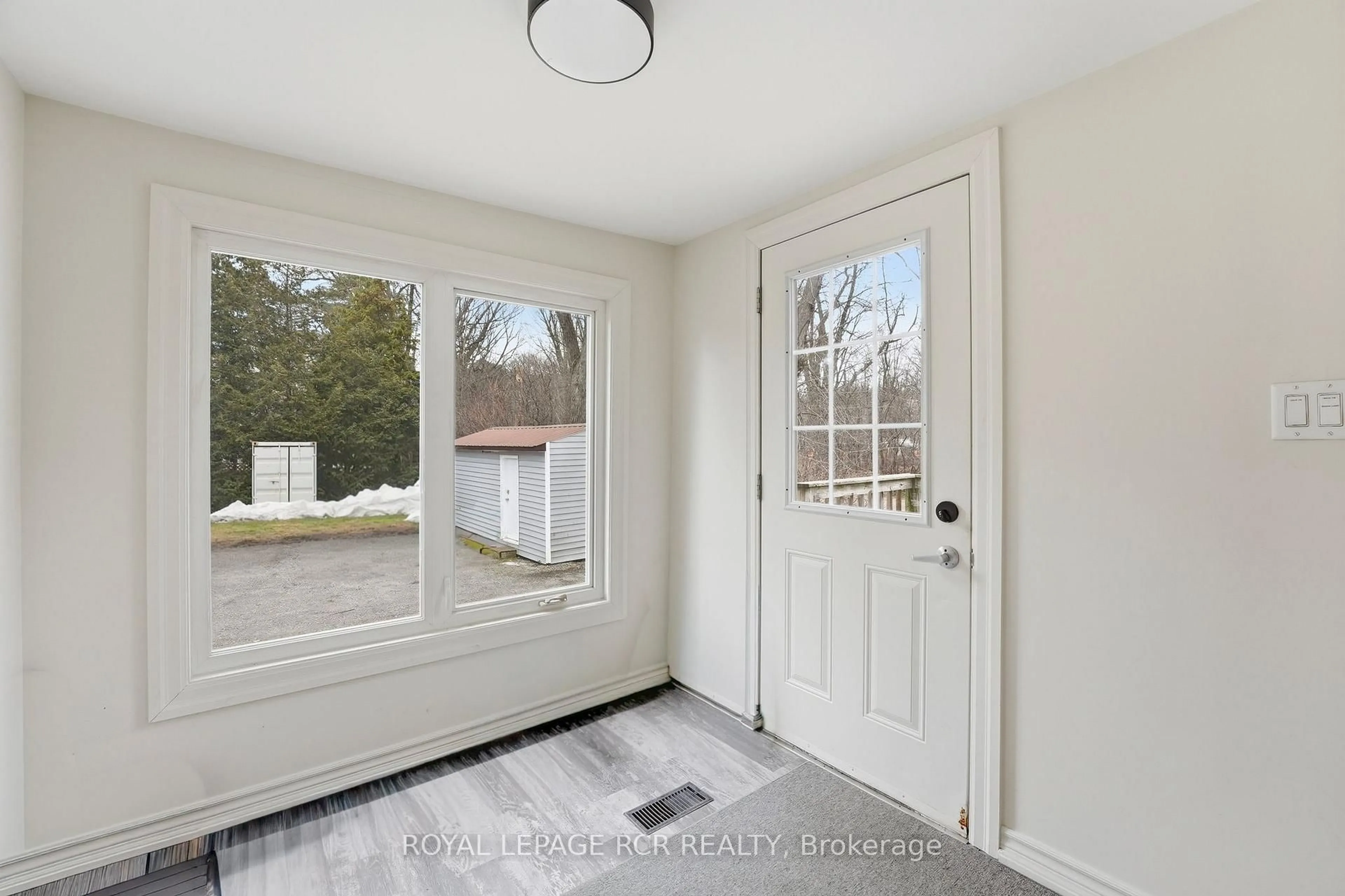 Indoor entryway for 83 Industrial Pkwy, Aurora Ontario L4G 3V5