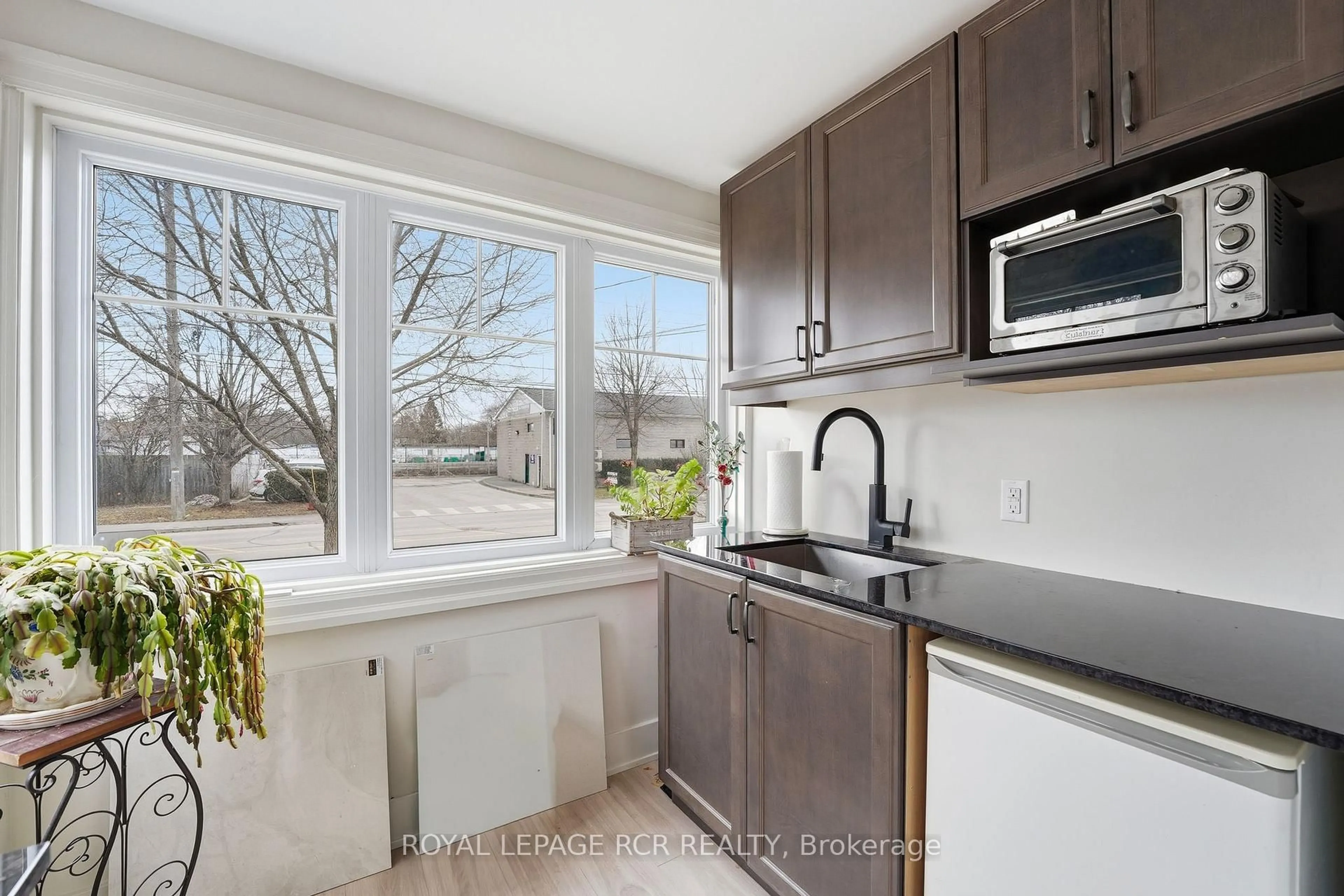 Unknown for 83 Industrial Pkwy, Aurora Ontario L4G 3V5