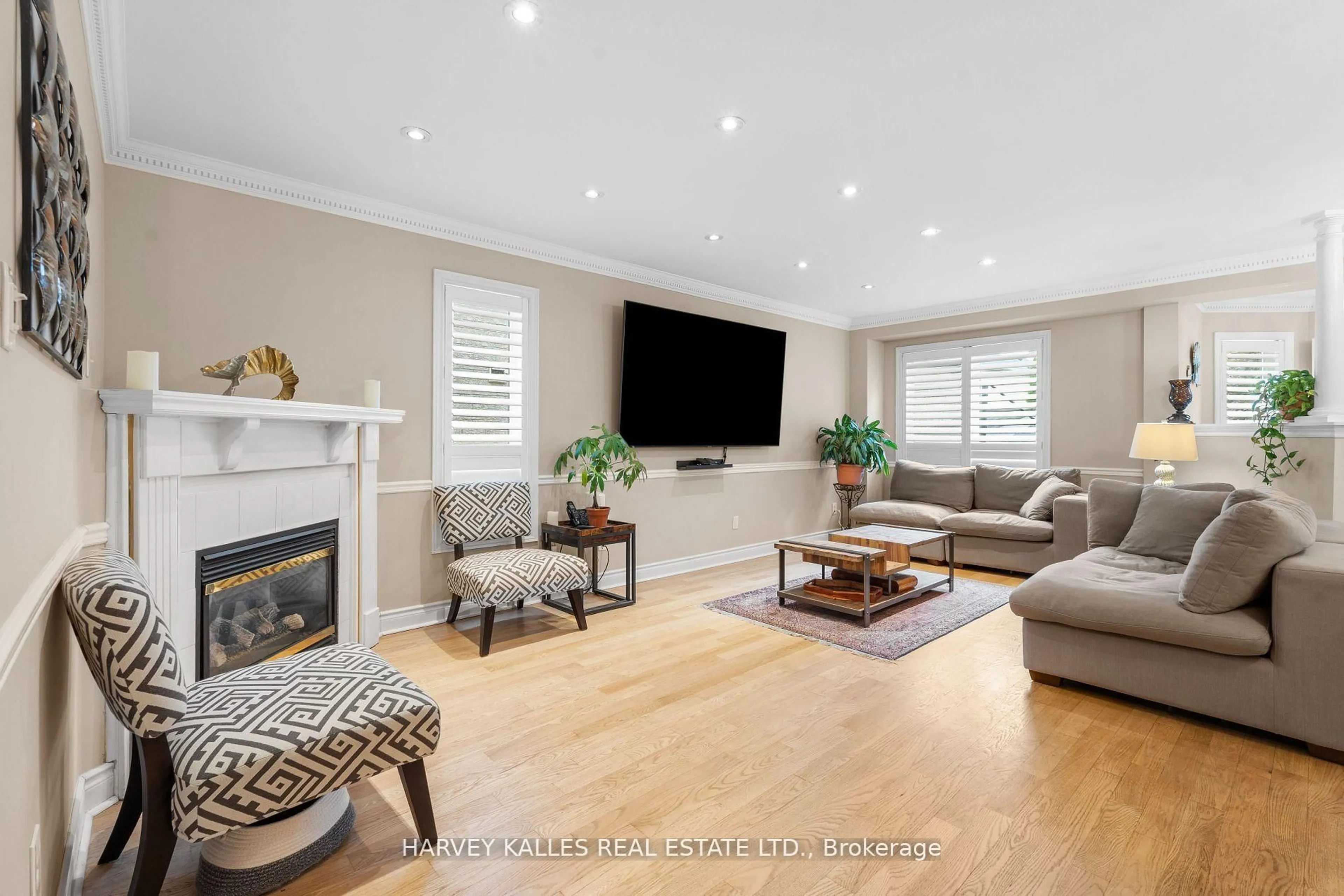 Living room with furniture, wood/laminate floor for 62 Kalmar Cres, Richmond Hill Ontario L4E 3Z4