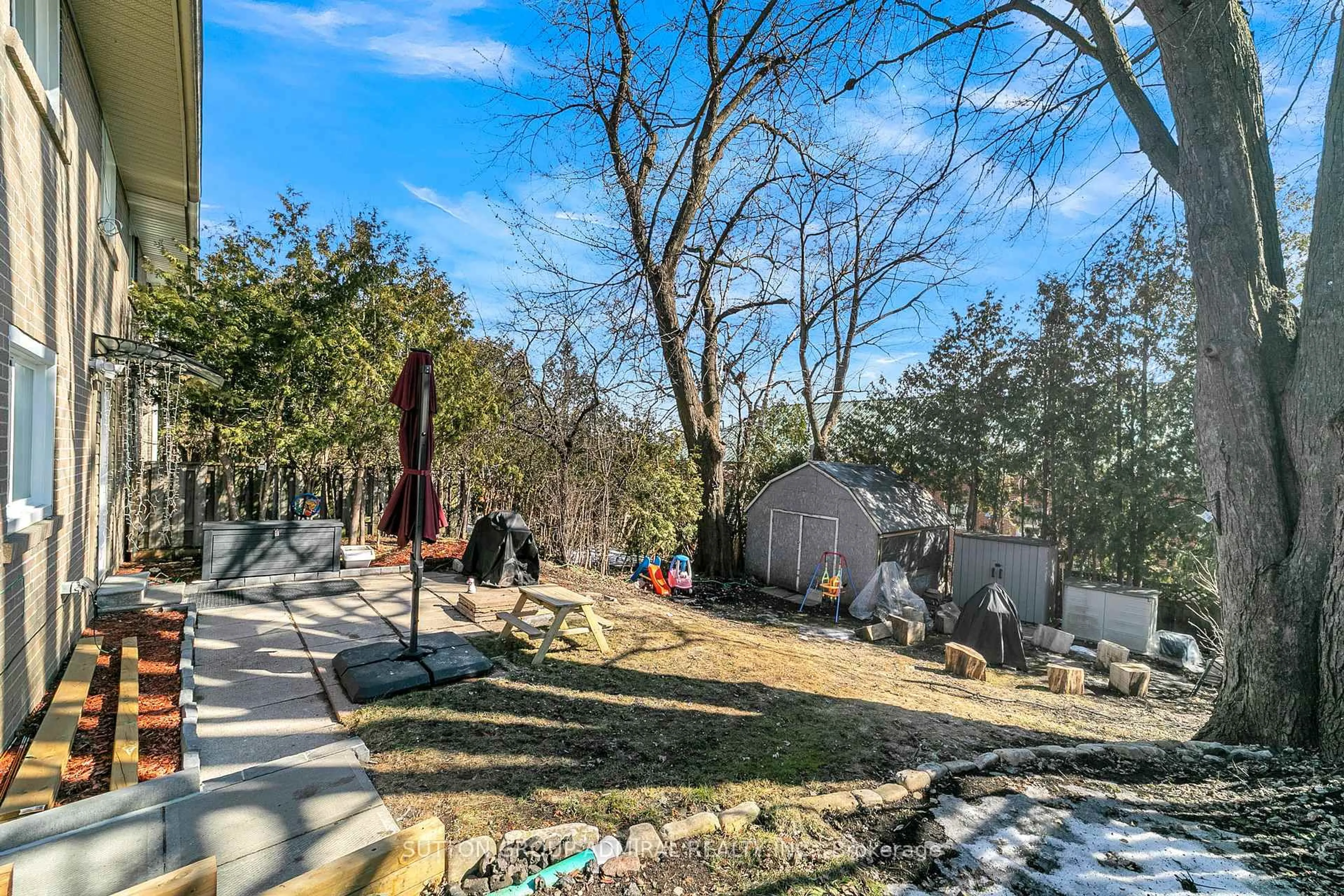 Patio, street for 17 Jasper Dr, Aurora Ontario L4G 3B6