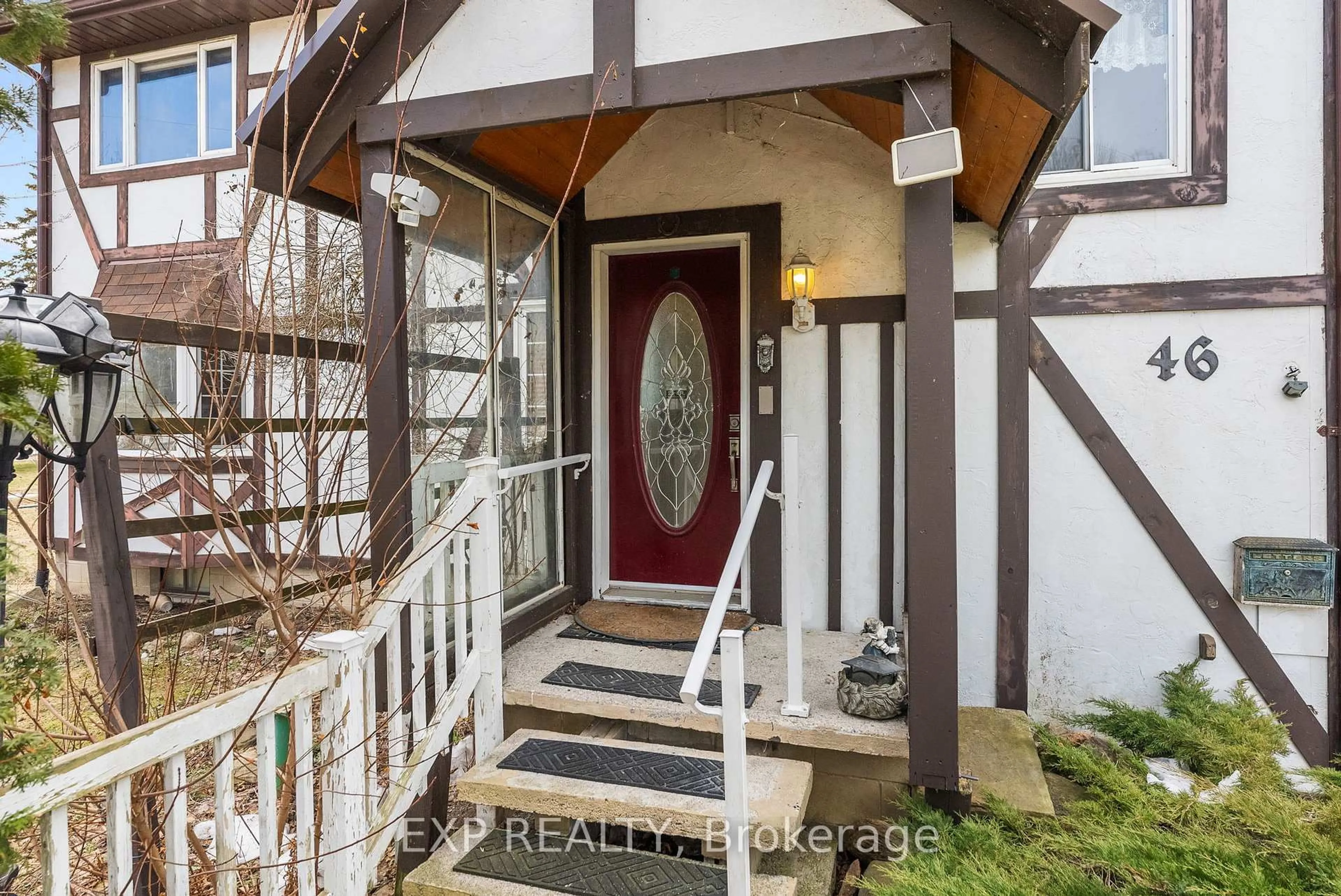 Indoor entryway for 46 Isle Vista Dr, Georgina Ontario L0E 1N0