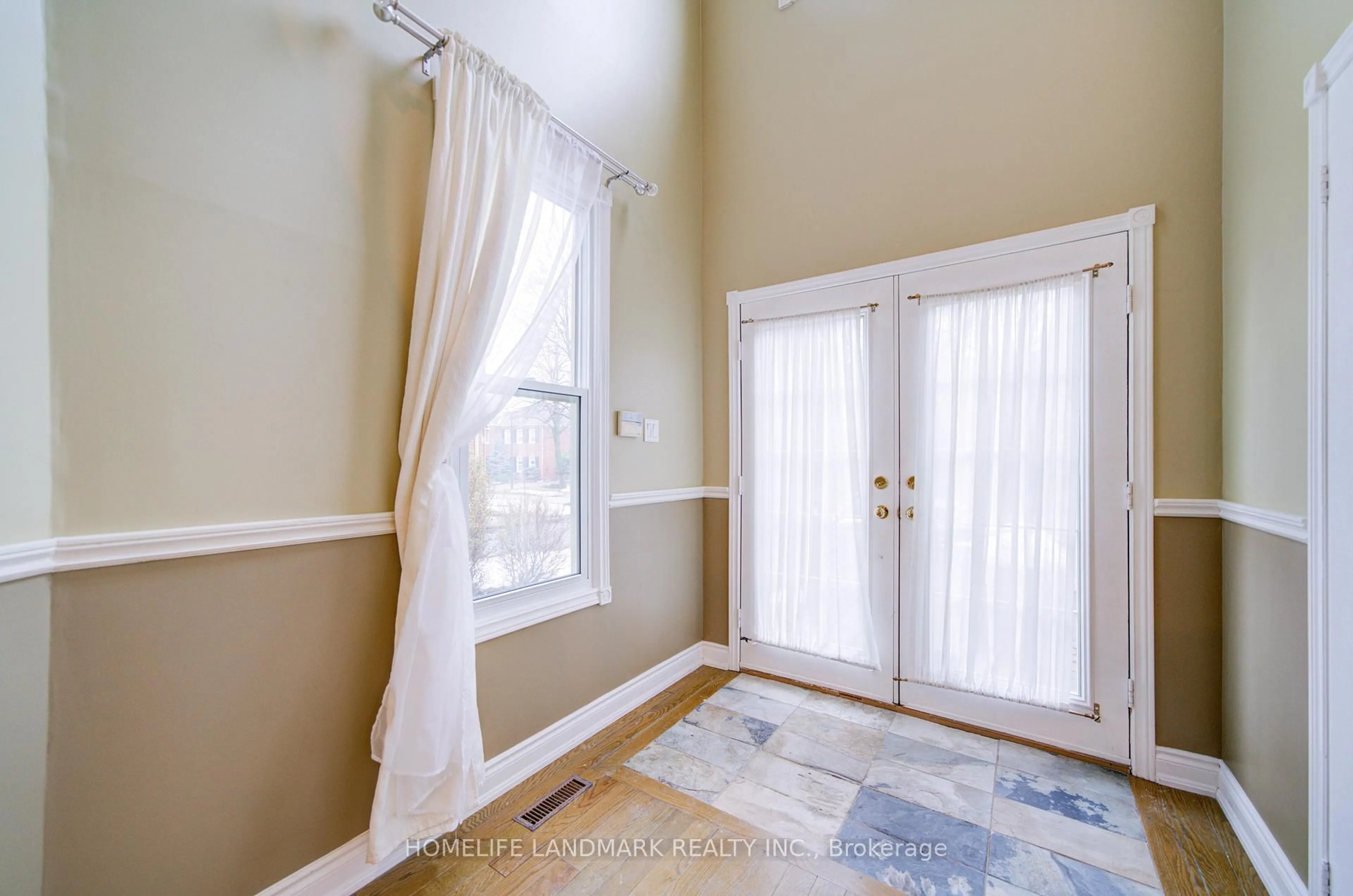Indoor entryway for 111 Theobalds Circ, Richmond Hill Ontario L4C 9C8