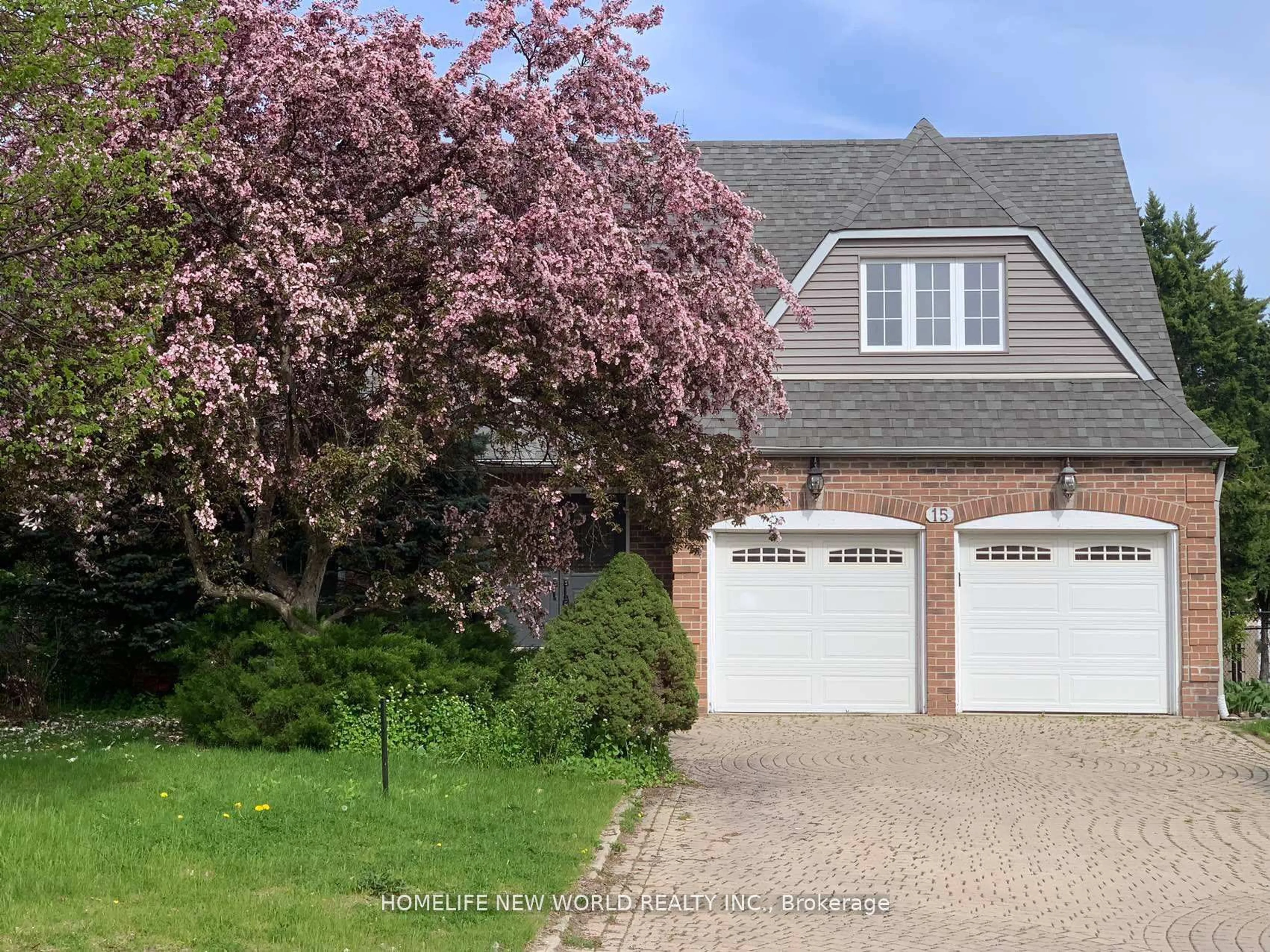 A pic from outside/outdoor area/front of a property/back of a property/a pic from drone, street for 15 Marylebone Cres, Richmond Hill Ontario L4E 2L5