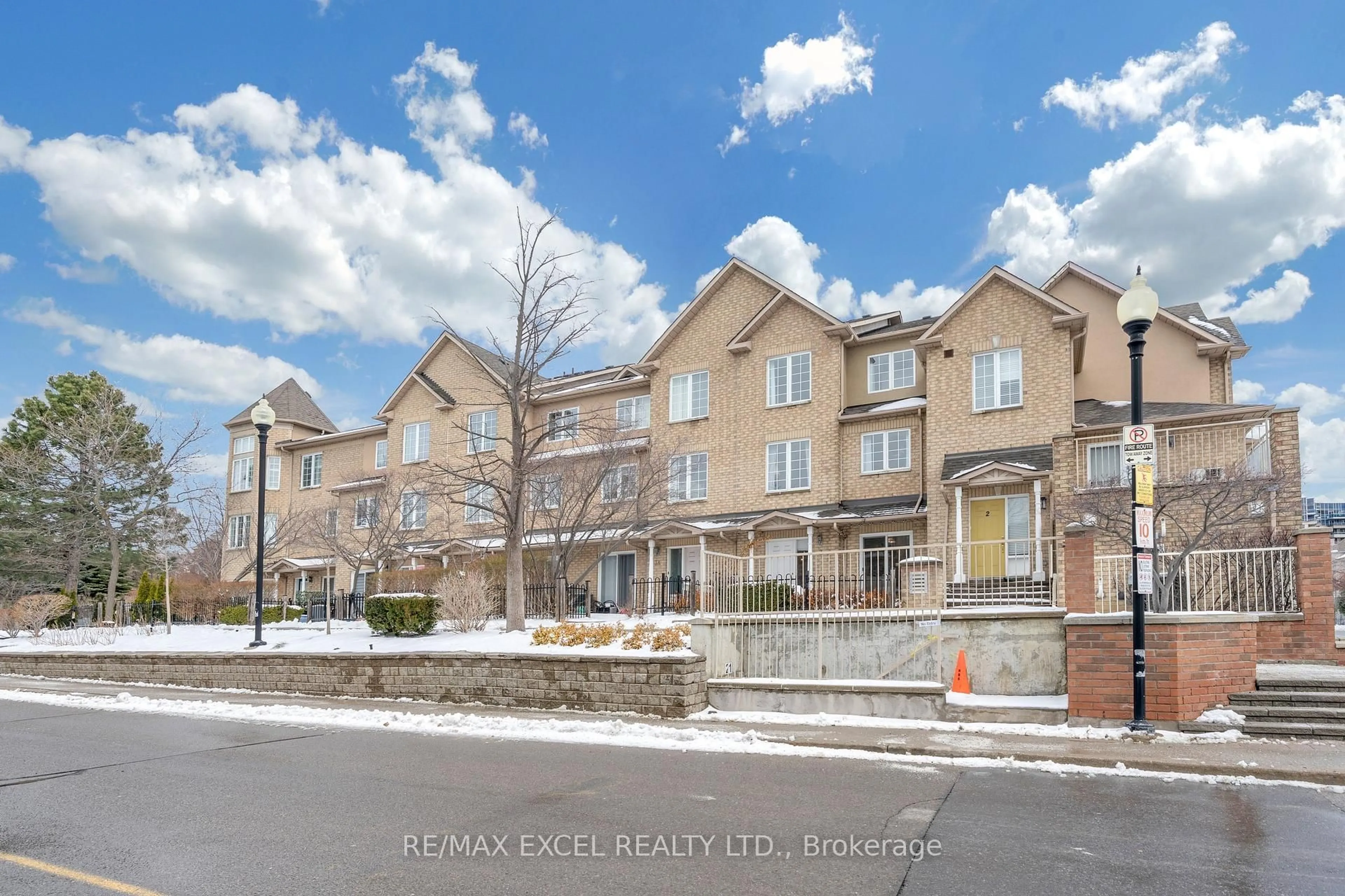 A pic from outside/outdoor area/front of a property/back of a property/a pic from drone, street for 10 Cox Blvd #3, Markham Ontario L3R 4G2