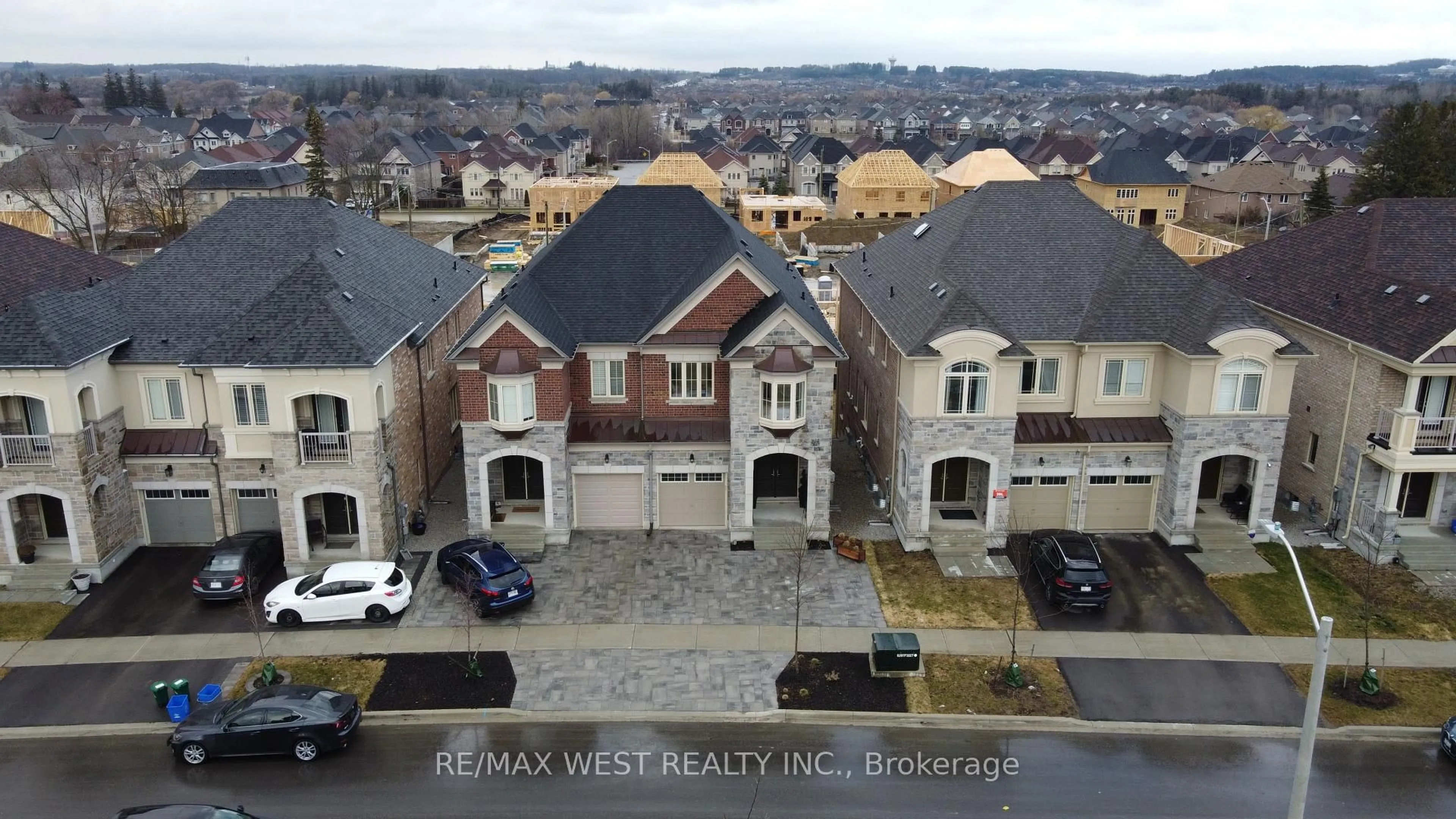 A pic from outside/outdoor area/front of a property/back of a property/a pic from drone, city buildings view from balcony for 30 Drizzel Cres Cres, Richmond Hill Ontario L4E 0G9