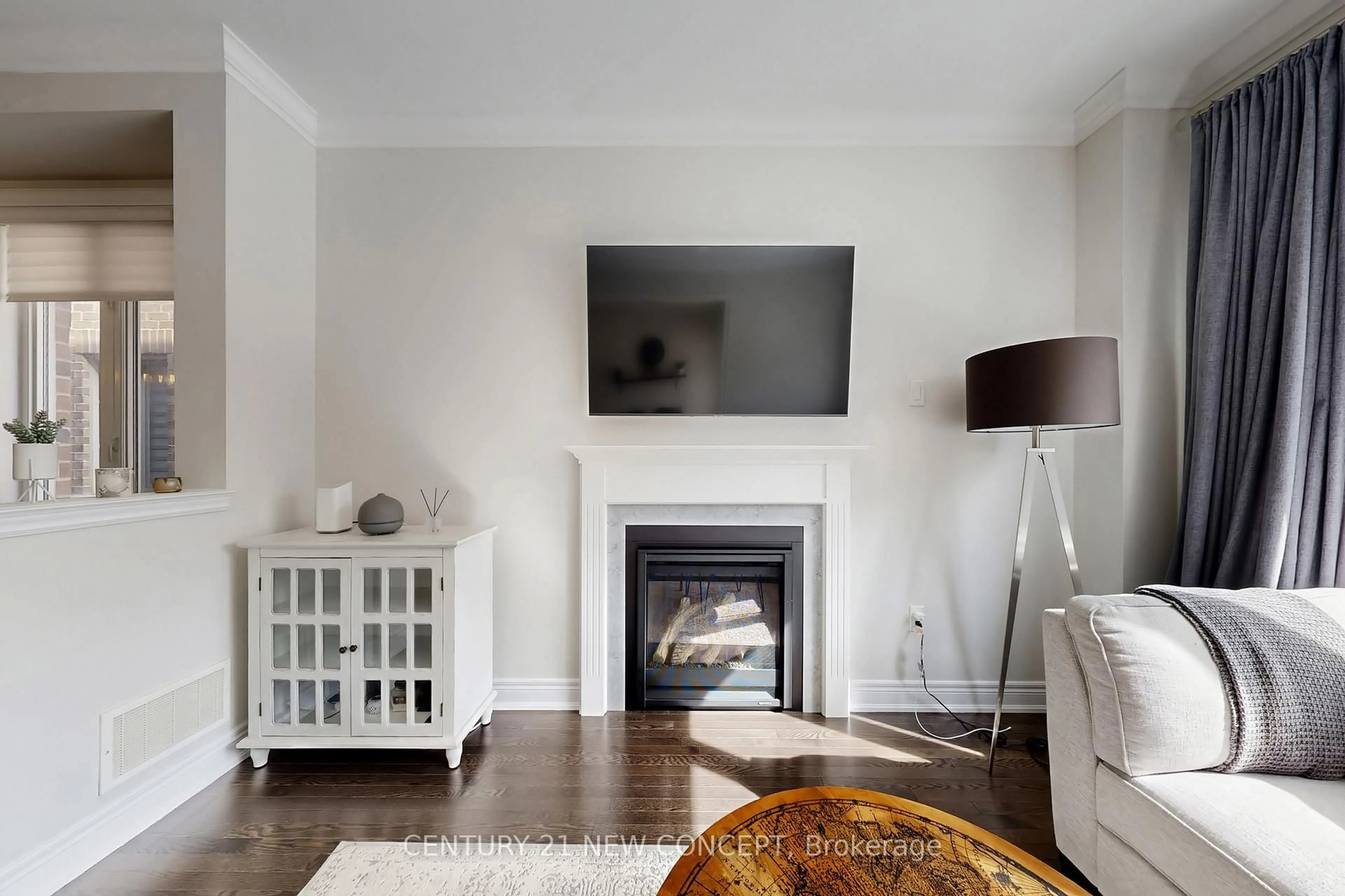 Living room with furniture, unknown for 622 Sweetwater Cres, Newmarket Ontario L3X 0H5