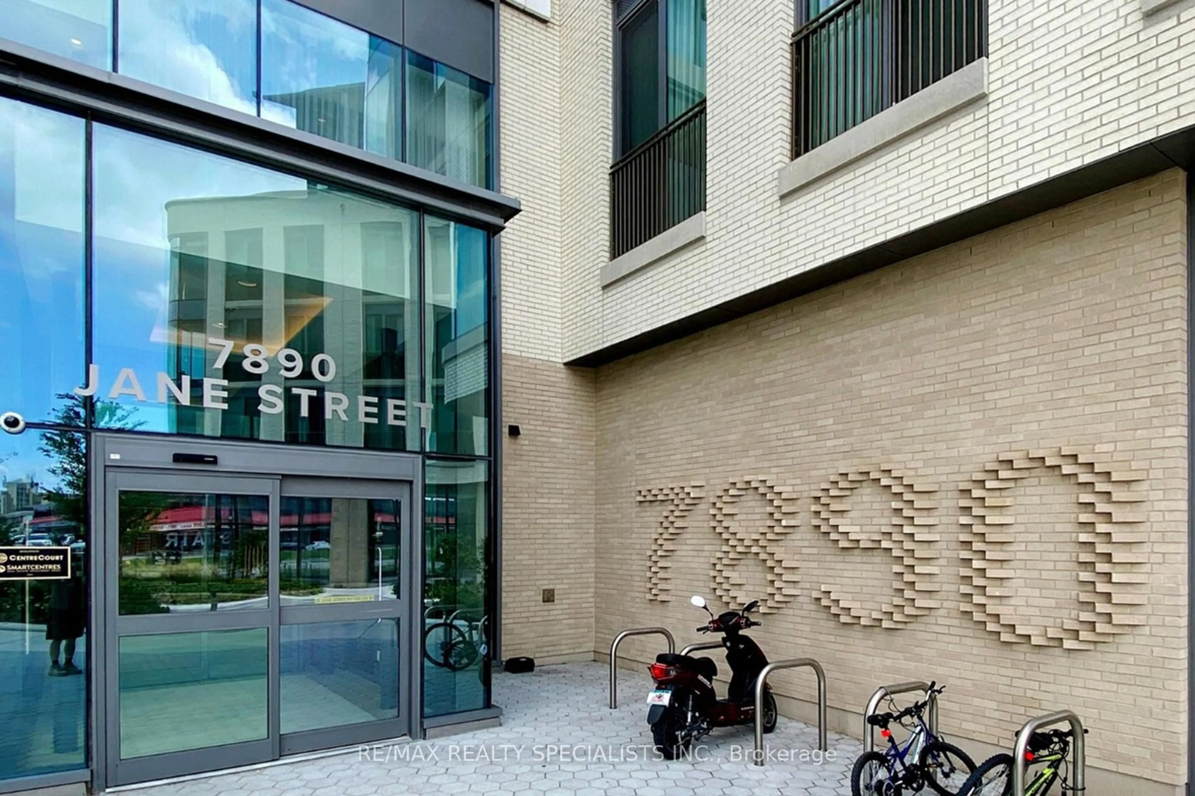 Indoor foyer for 7890 Jane St #4511, Vaughan Ontario L4K 2M7