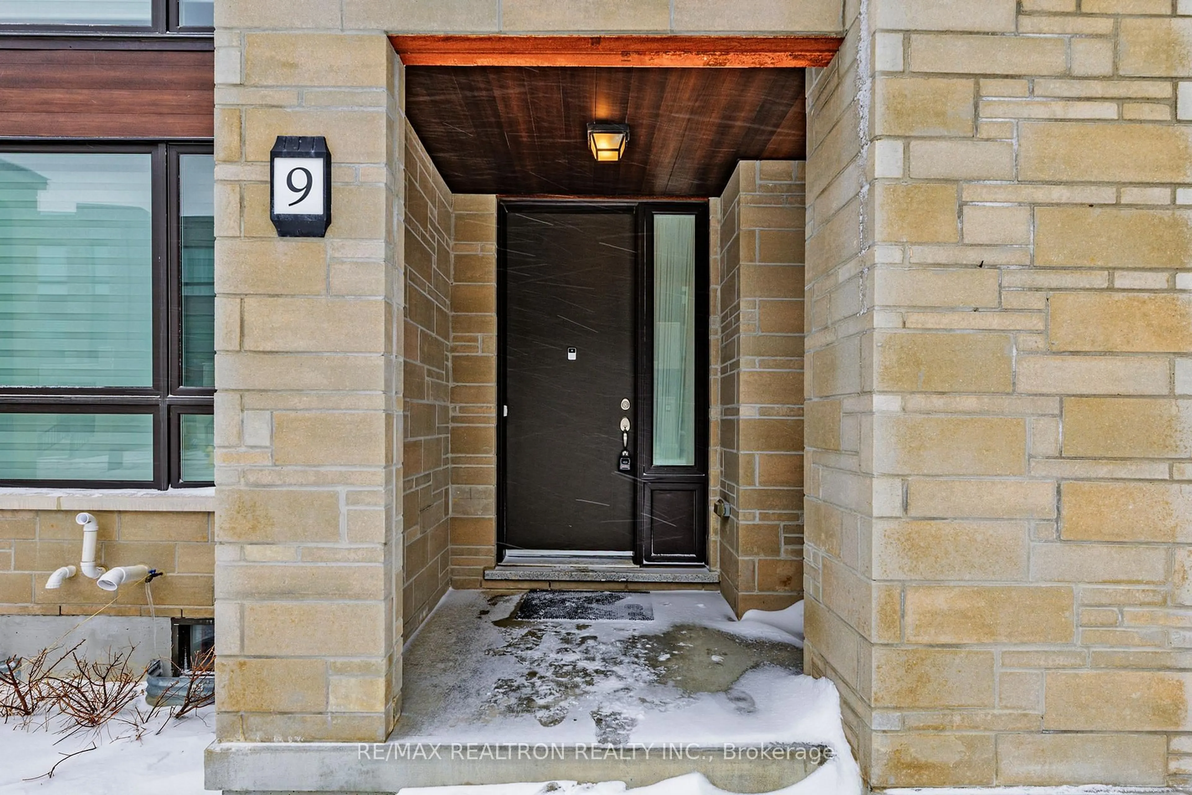 Indoor entryway for 9 Breyworth Rd, Markham Ontario L6C 0Z5