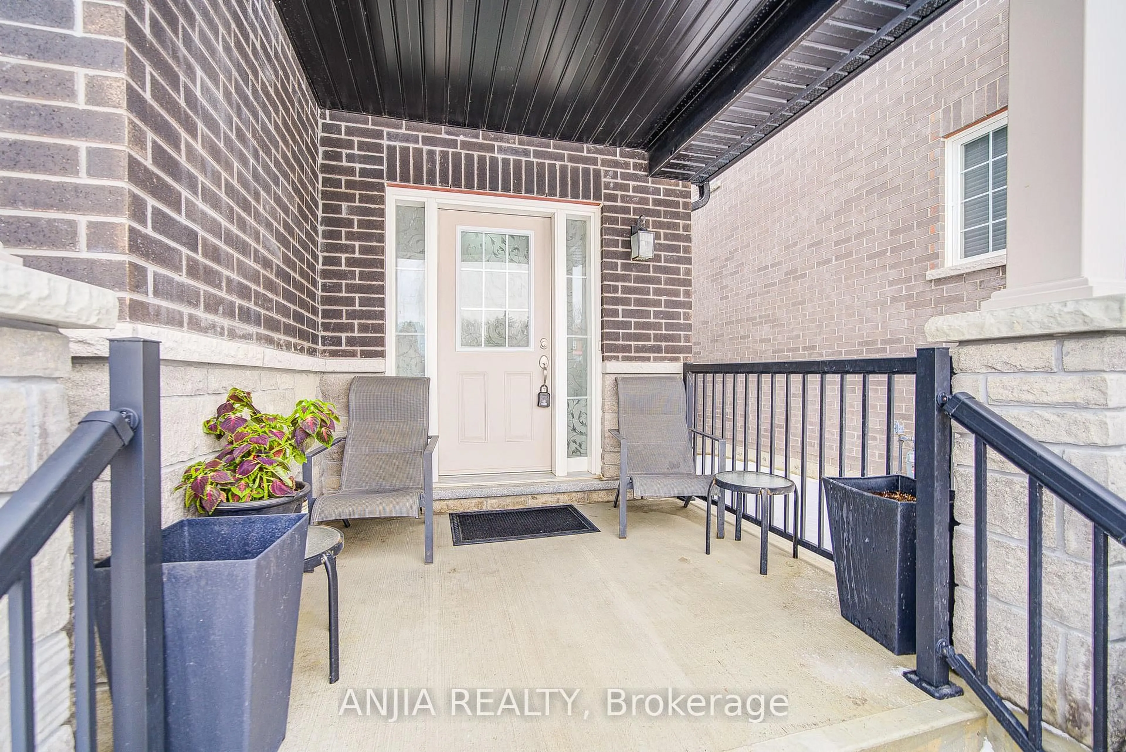 Indoor entryway for 34 Haskins Cres, Georgina Ontario L4P 2G6