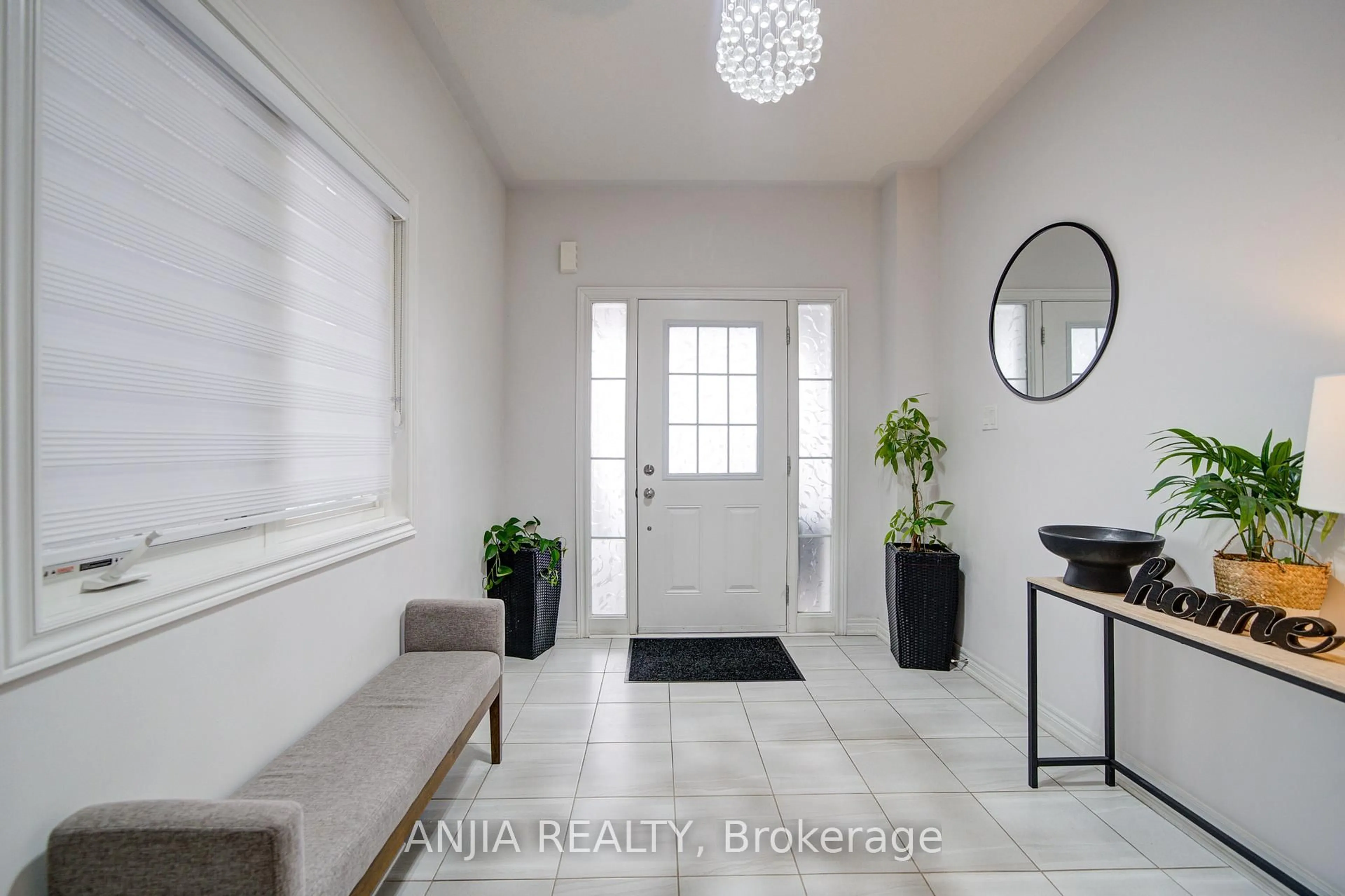 Indoor entryway for 34 Haskins Cres, Georgina Ontario L4P 2G6