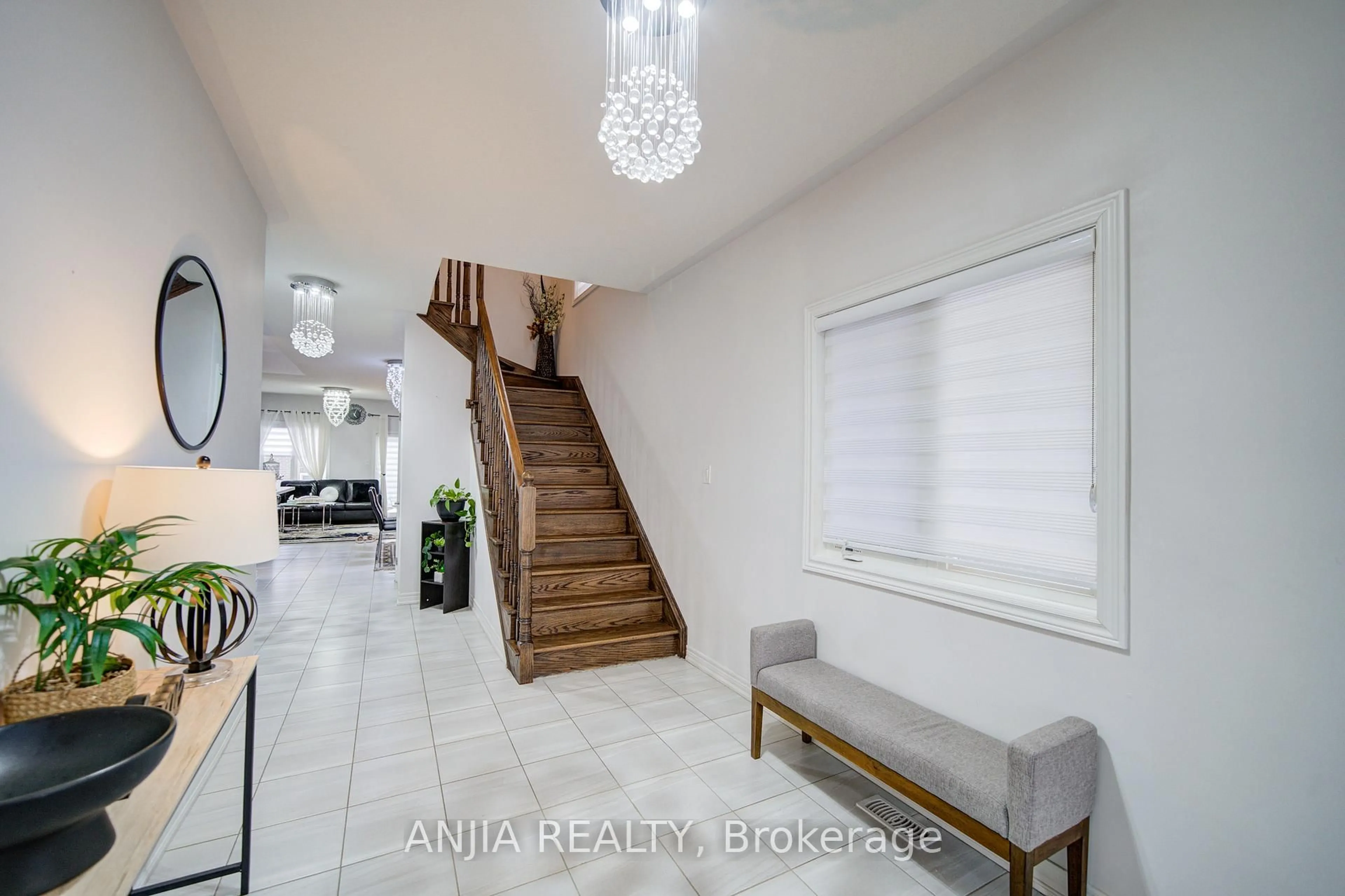 Indoor entryway for 34 Haskins Cres, Georgina Ontario L4P 2G6
