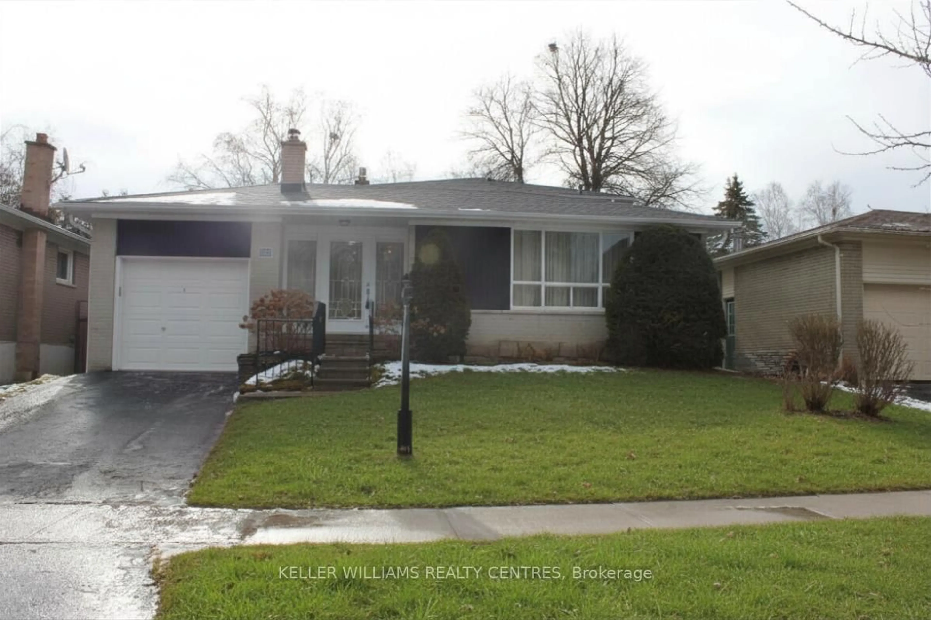 Home with vinyl exterior material, street for 356 Dennie Ave, Newmarket Ontario L3Y 4M7