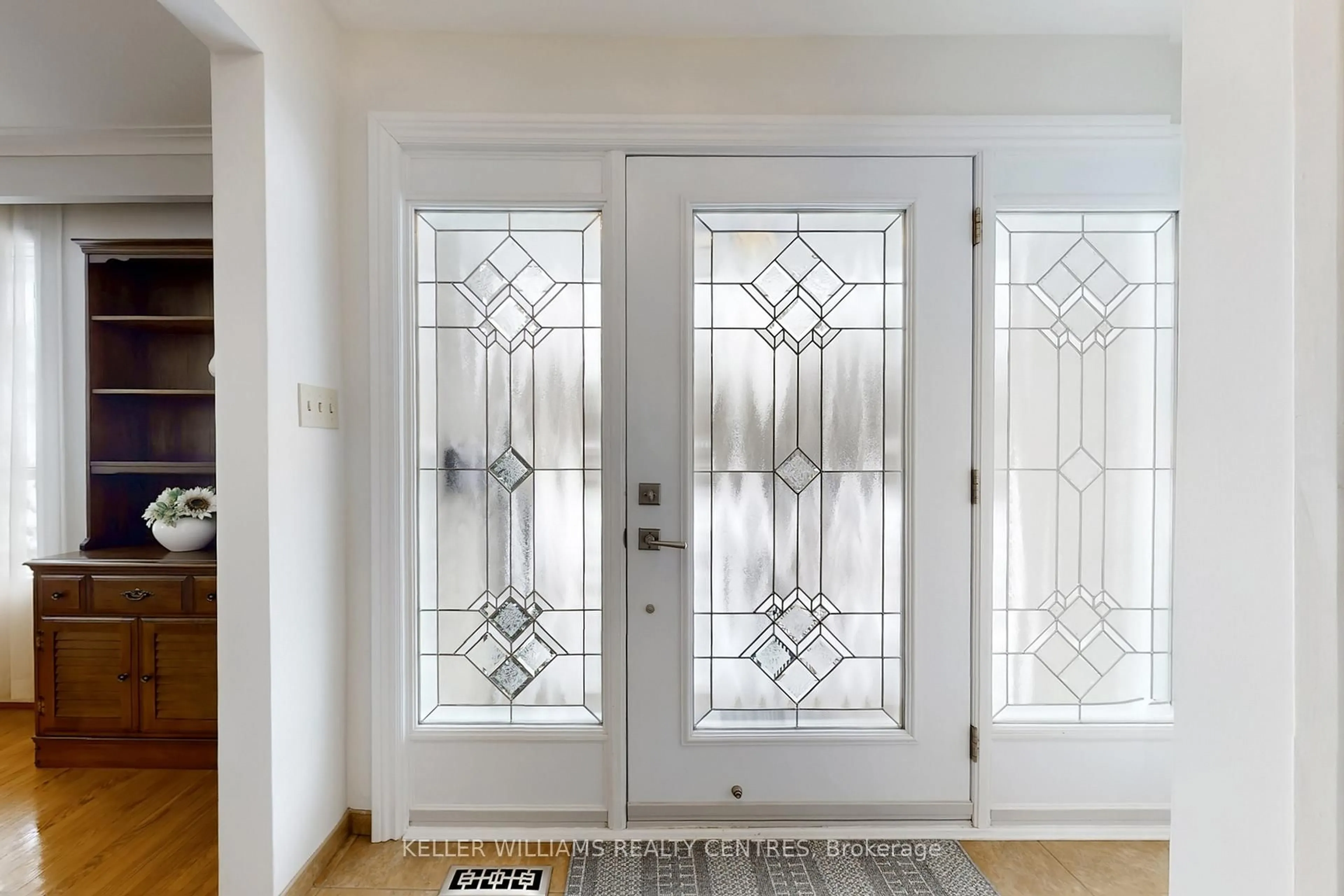 Indoor entryway for 356 Dennie Ave, Newmarket Ontario L3Y 4M7