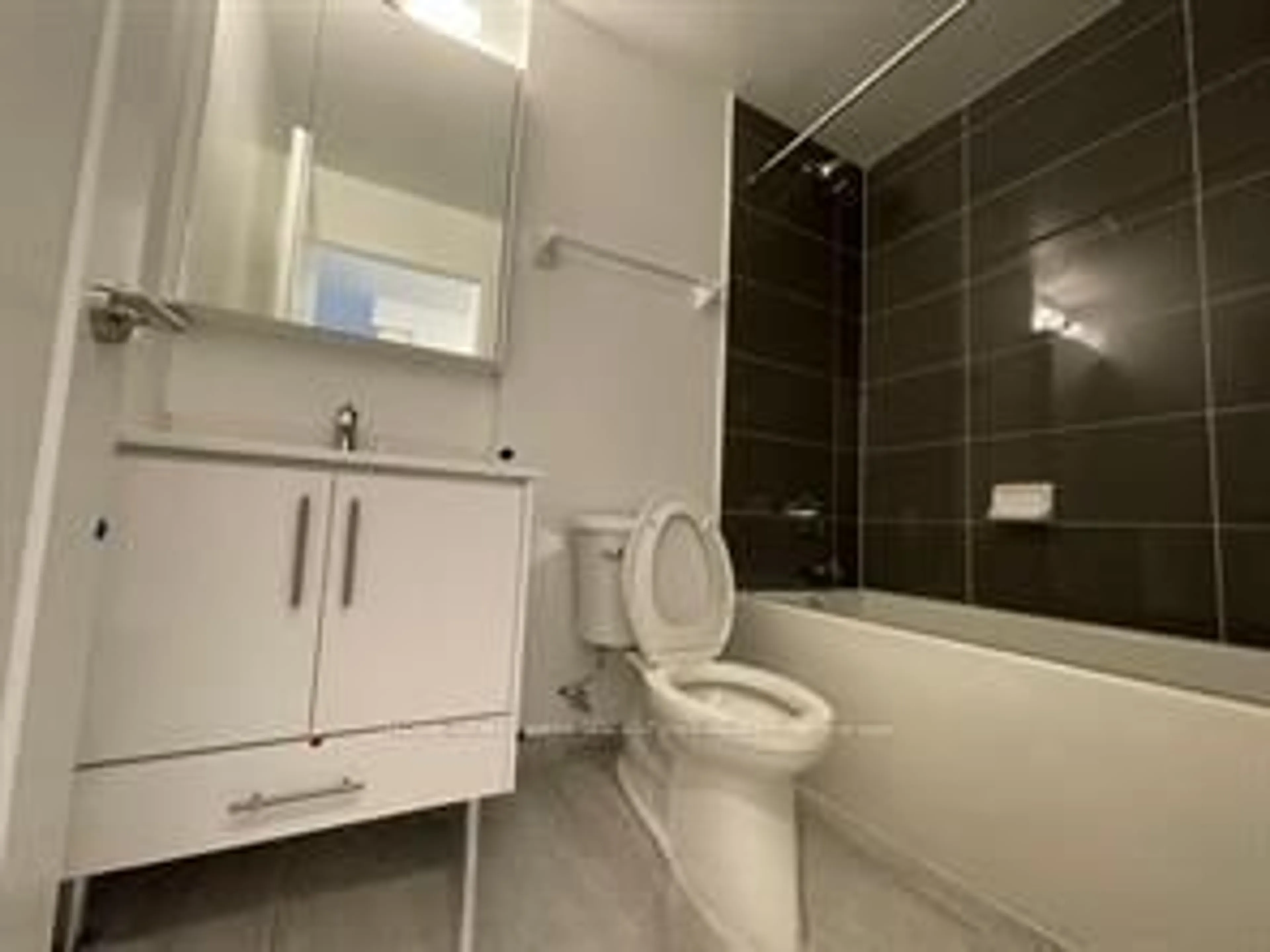 Standard bathroom, unknown for 105 Oneida Cres, Richmond Hill Ontario L4B 0H6