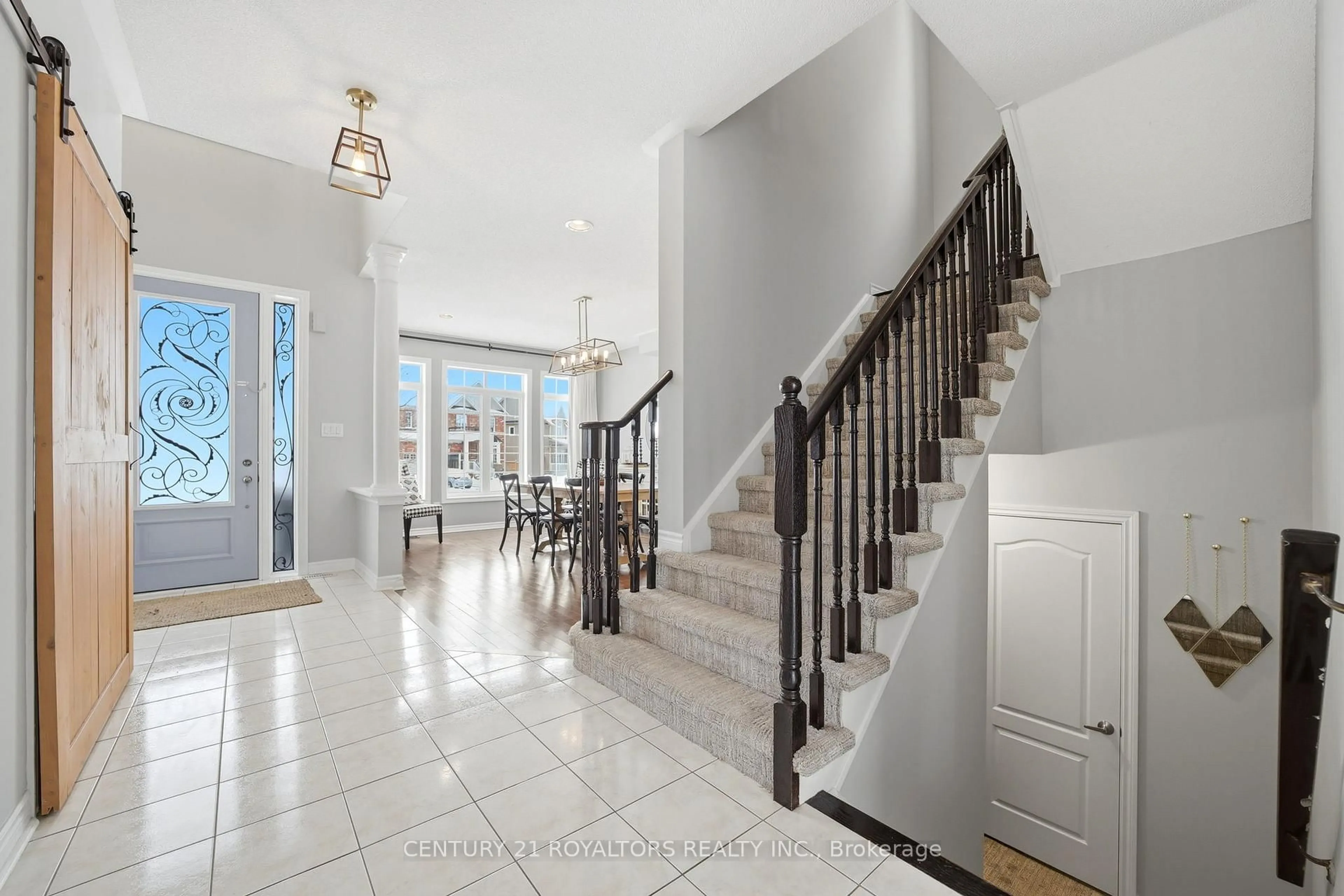 Indoor foyer for 74 Latimer Ave, Essa Ontario L0M 1B5