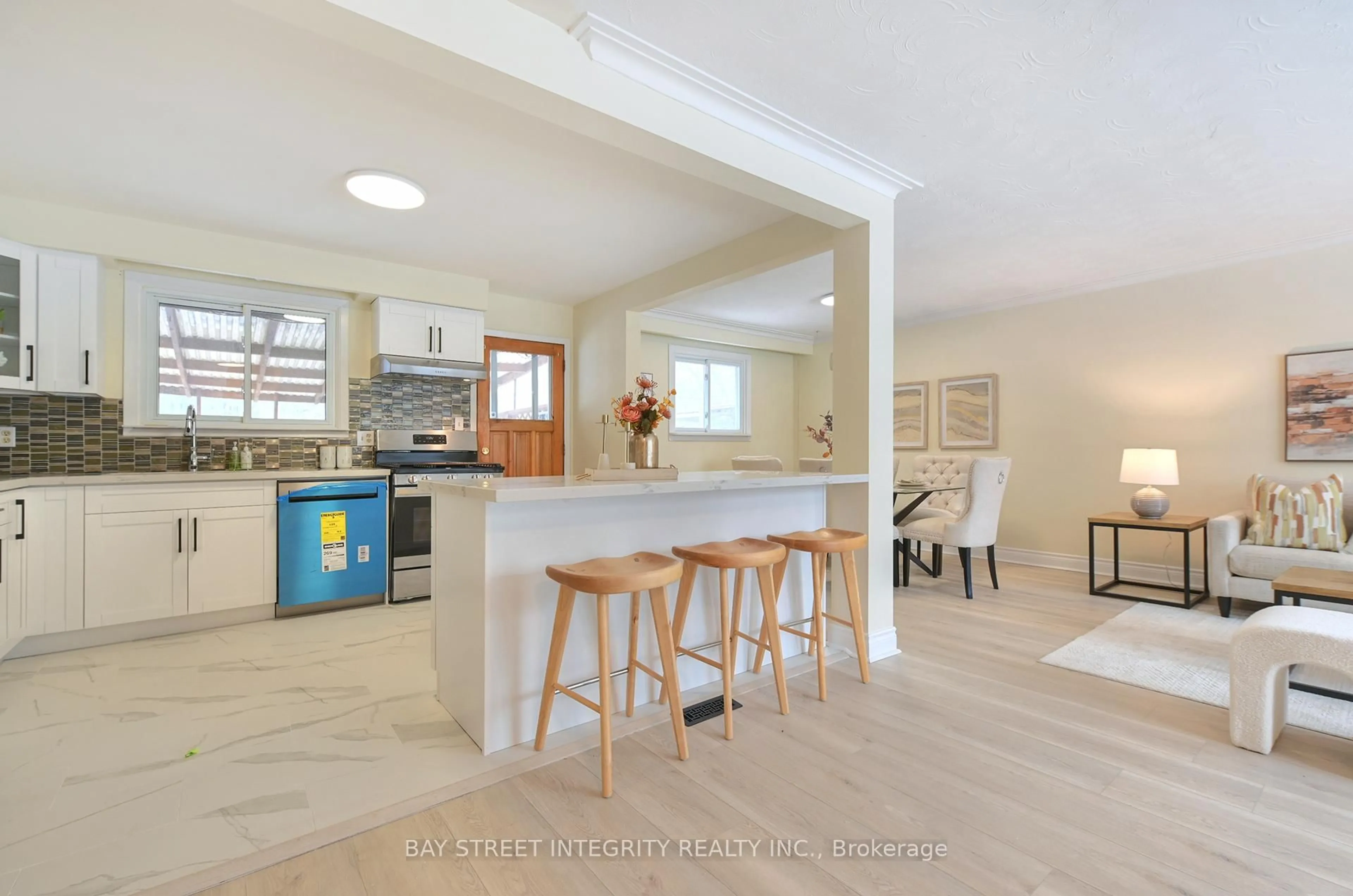 Open concept kitchen, ceramic/tile floor for 92 Lewis Dr, Newmarket Ontario L3Y 1R7