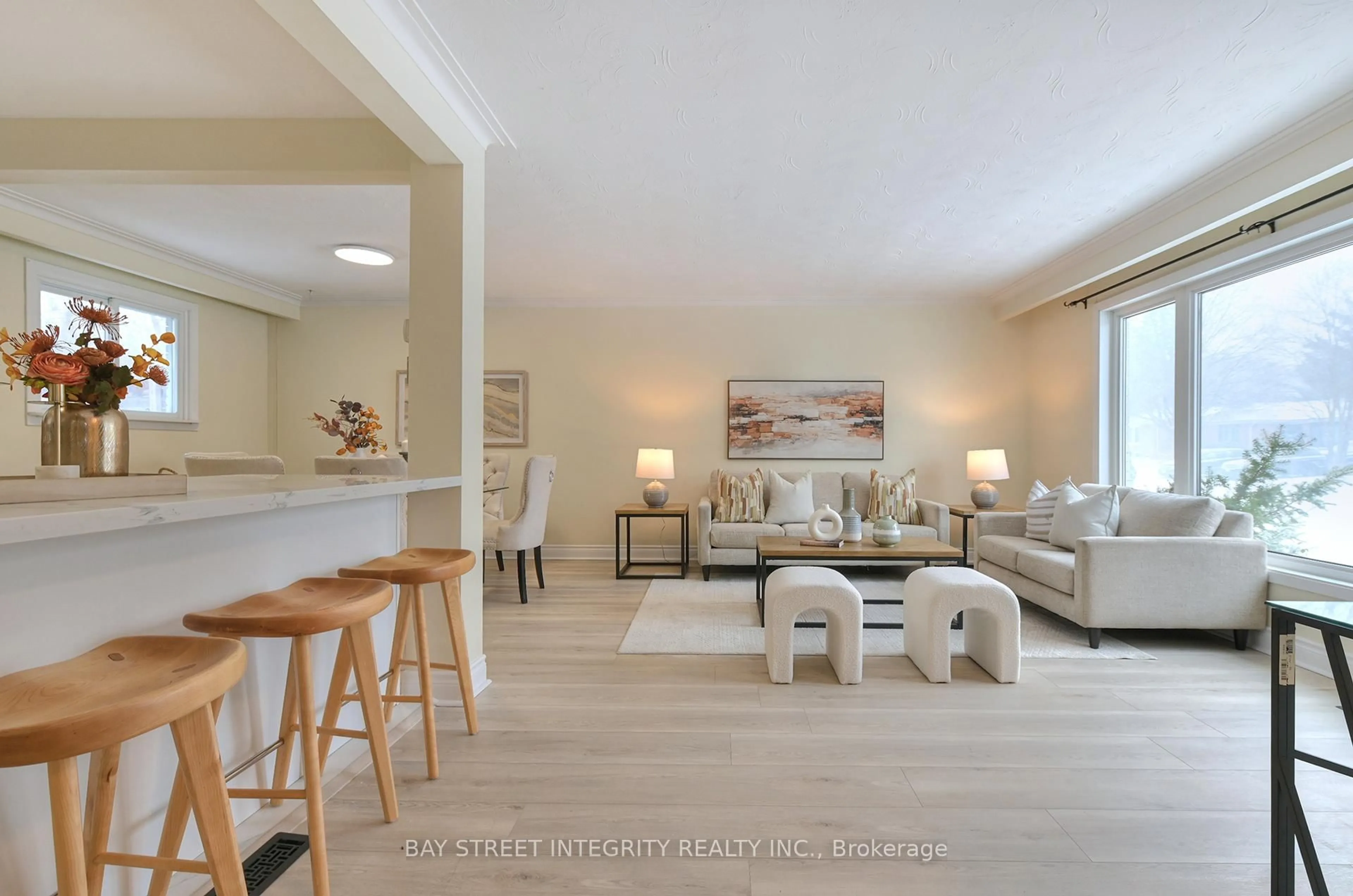 Living room with furniture, unknown for 92 Lewis Dr, Newmarket Ontario L3Y 1R7