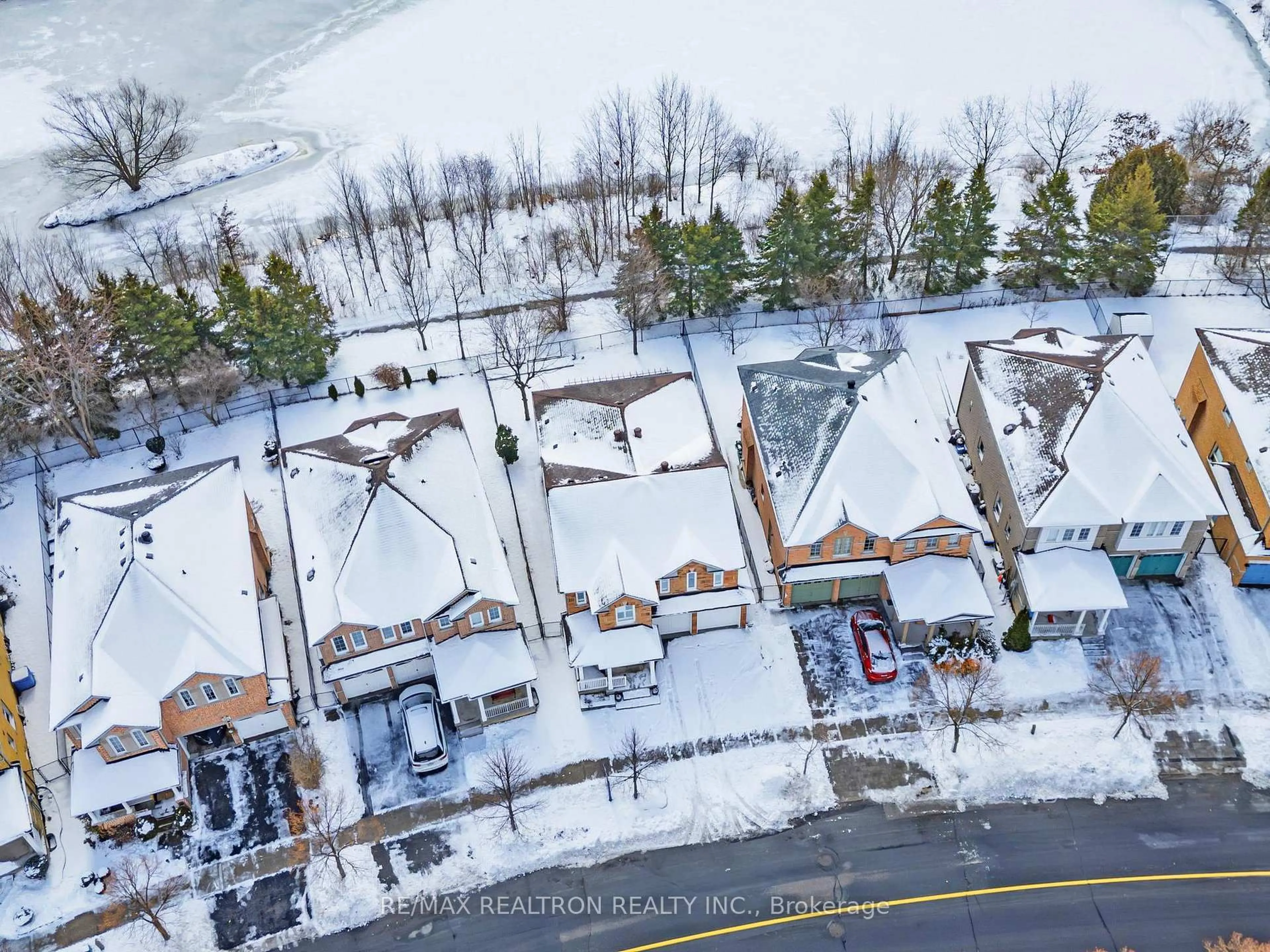 A pic from outside/outdoor area/front of a property/back of a property/a pic from drone, street for 297 Castan Ave, Markham Ontario L3R 4S2