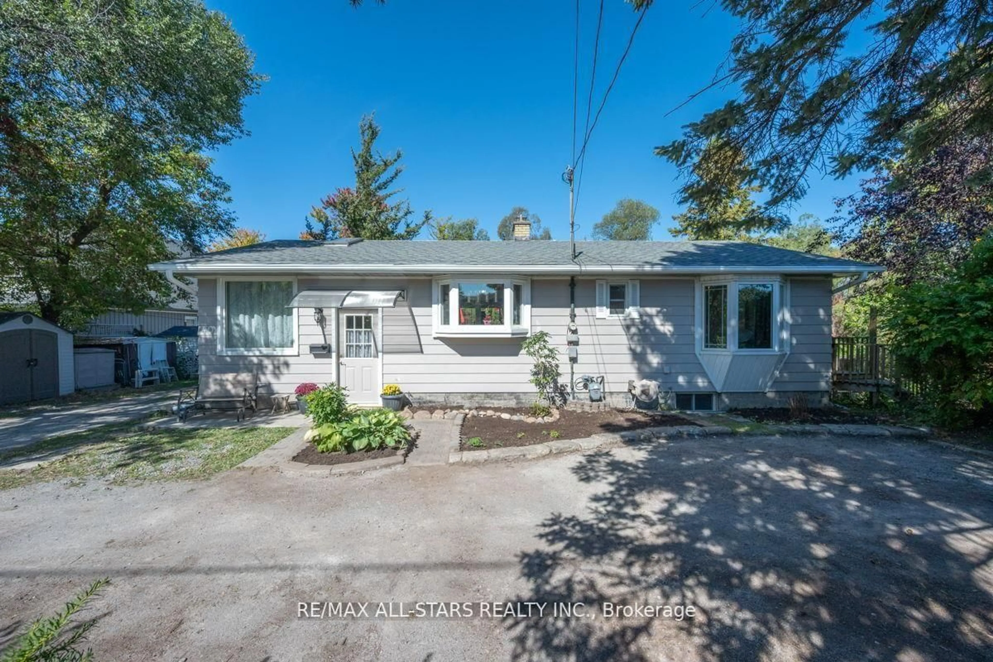 A pic from outside/outdoor area/front of a property/back of a property/a pic from drone, street for 40 Riverglen Dr, Georgina Ontario L4P 2R1