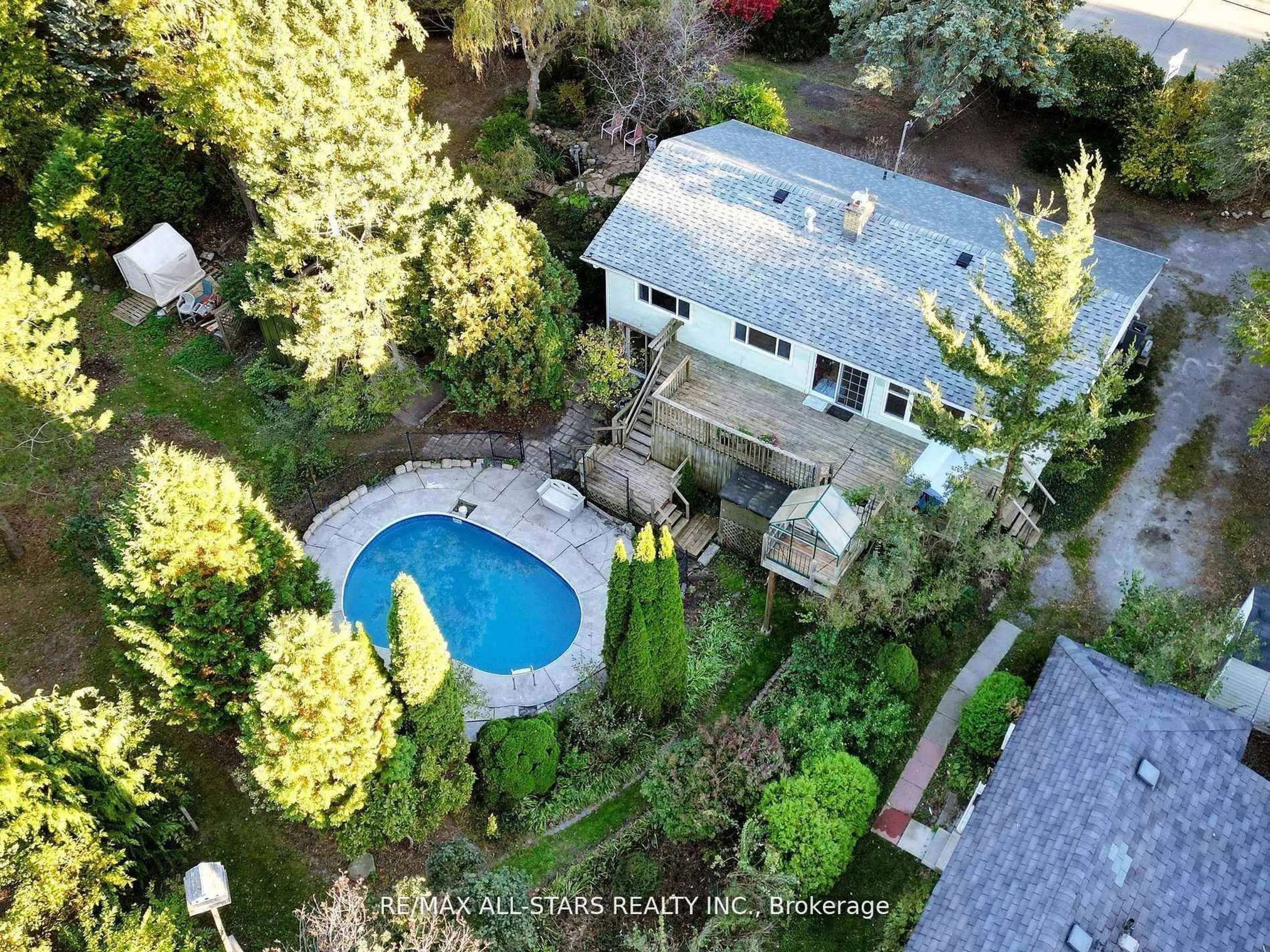 A pic from outside/outdoor area/front of a property/back of a property/a pic from drone, unknown for 40 Riverglen Dr, Georgina Ontario L4P 2R1