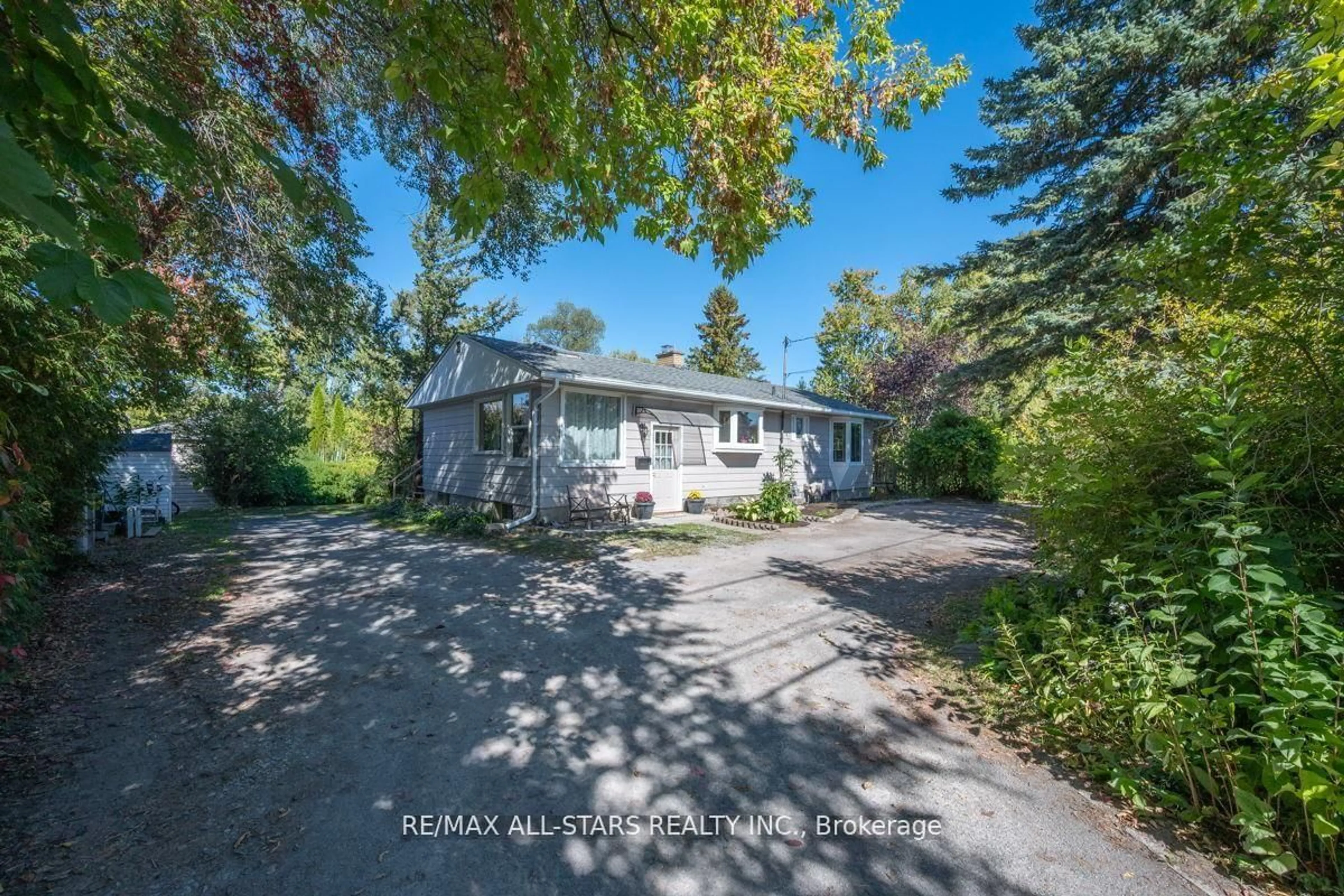 A pic from outside/outdoor area/front of a property/back of a property/a pic from drone, water/lake/river/ocean view for 40 Riverglen Dr, Georgina Ontario L4P 2R1