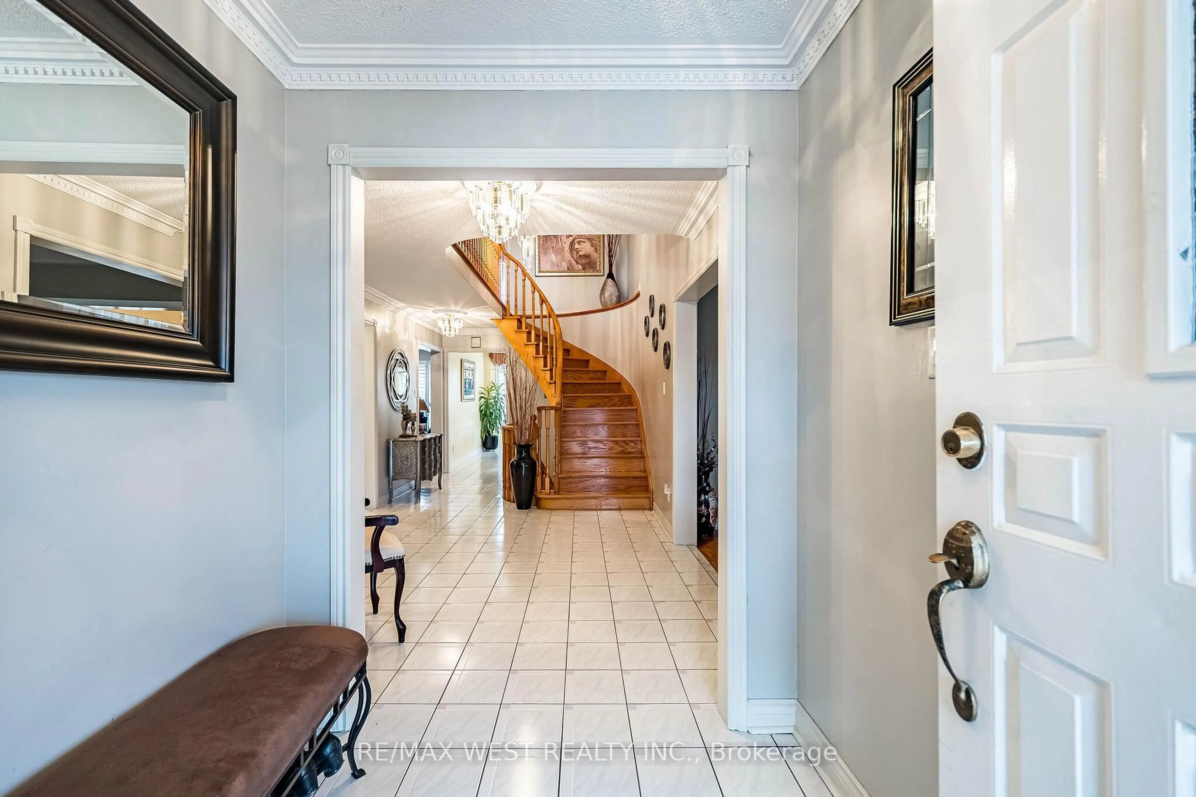 Indoor foyer for 81 Vera St St, Vaughan Ontario L4L 5S4