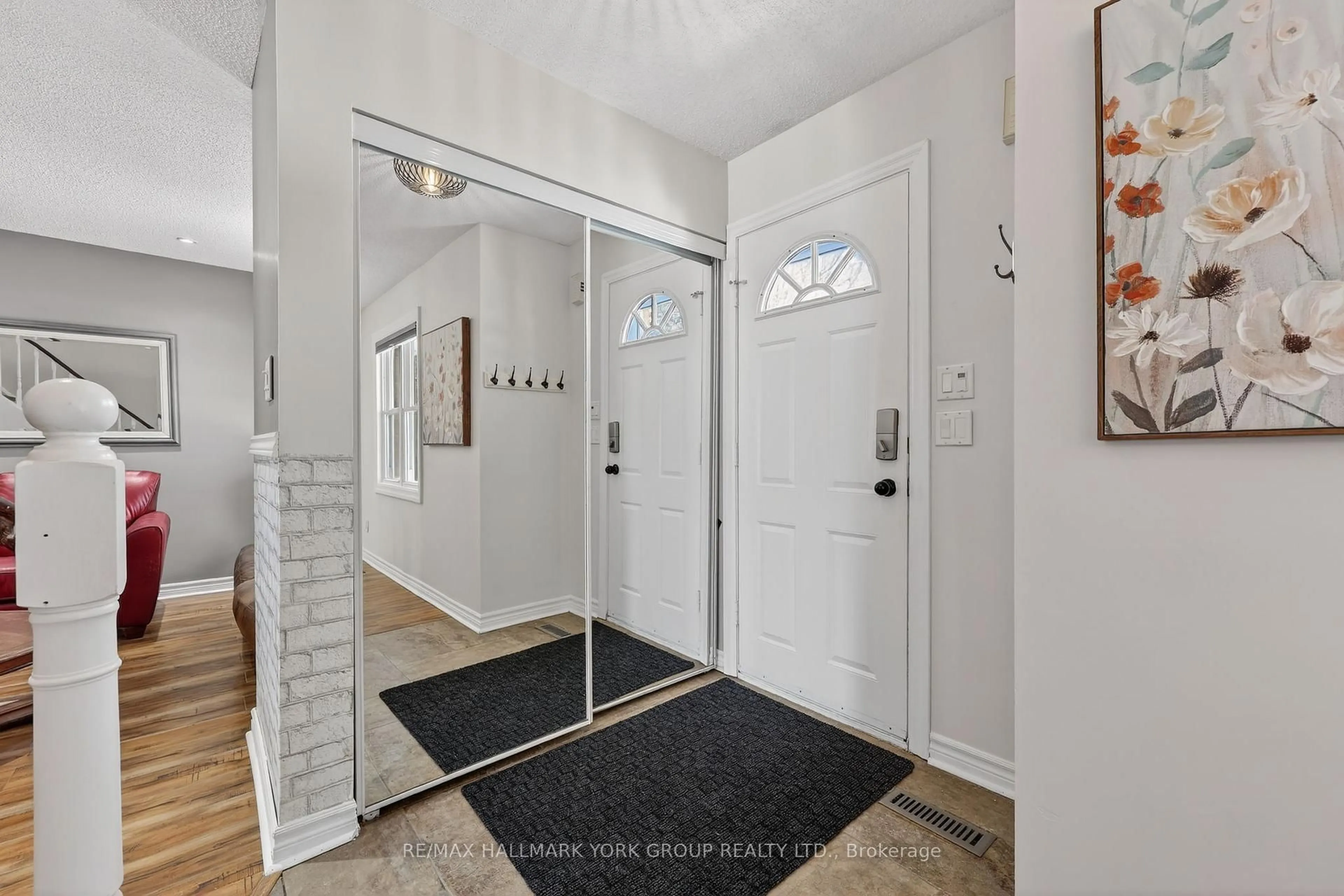 Indoor entryway for 1896 Ashwood Ave, Innisfil Ontario L9S 1W1