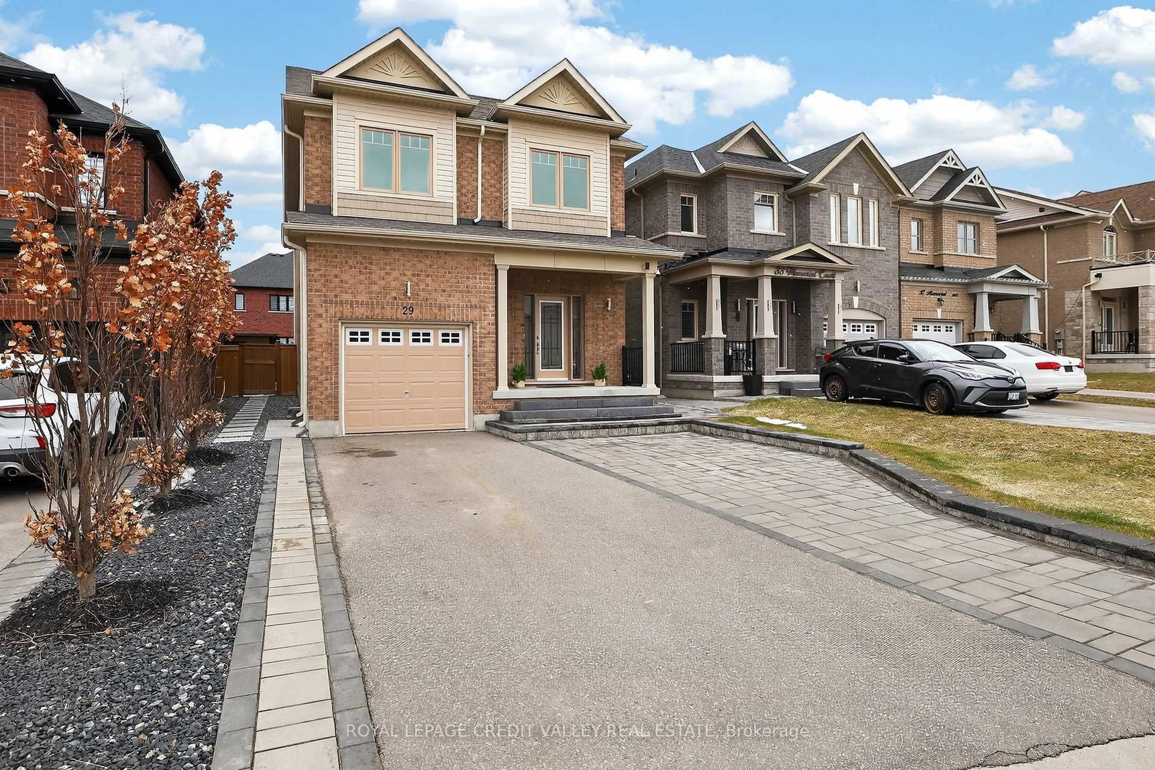 Home with brick exterior material, street for 29 Memorial Crt, Bradford West Gwillimbury Ontario L3Z 4H5