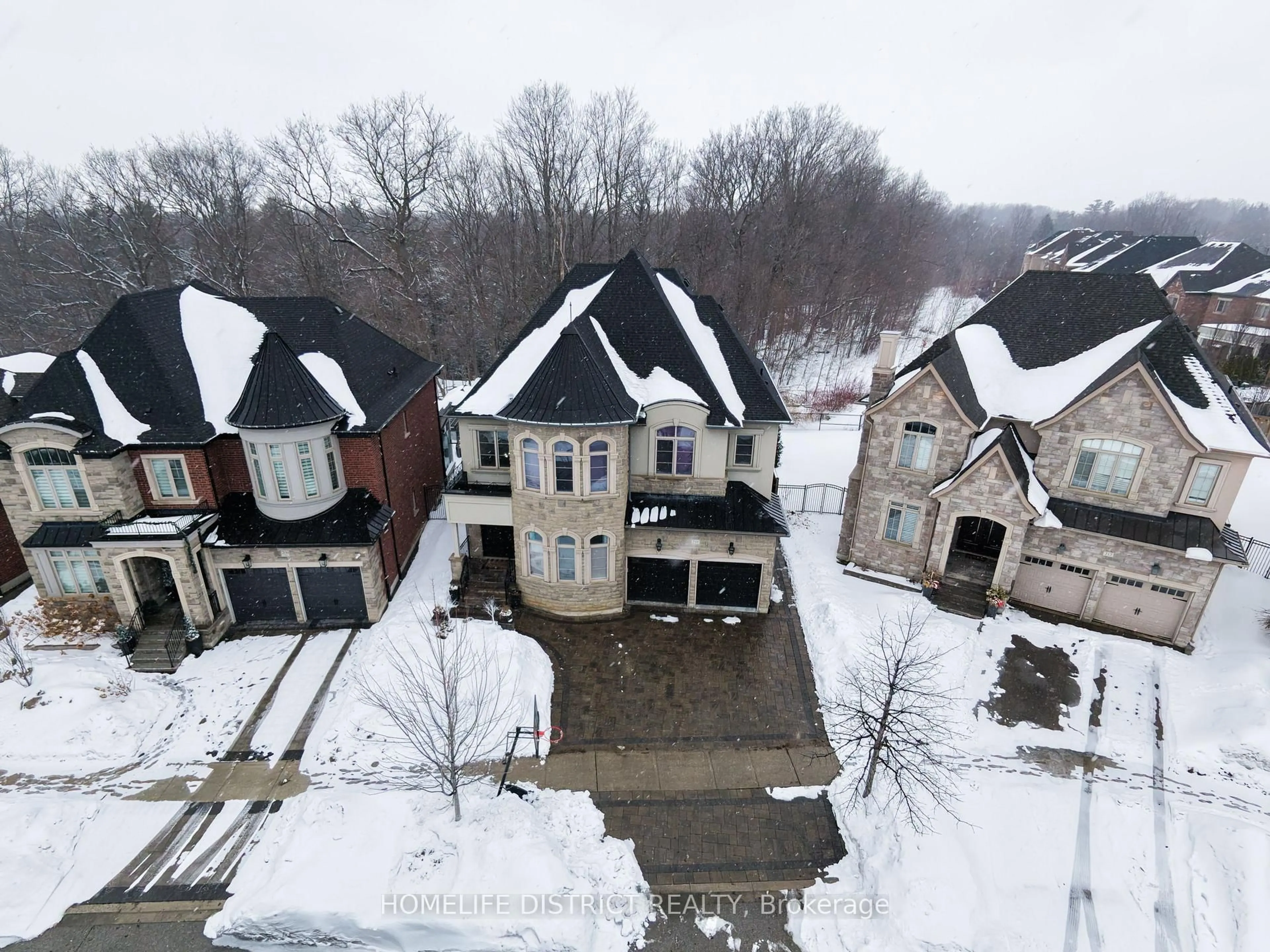 A pic from outside/outdoor area/front of a property/back of a property/a pic from drone, street for 210 Cannes Ave, Vaughan Ontario L4H 3X2