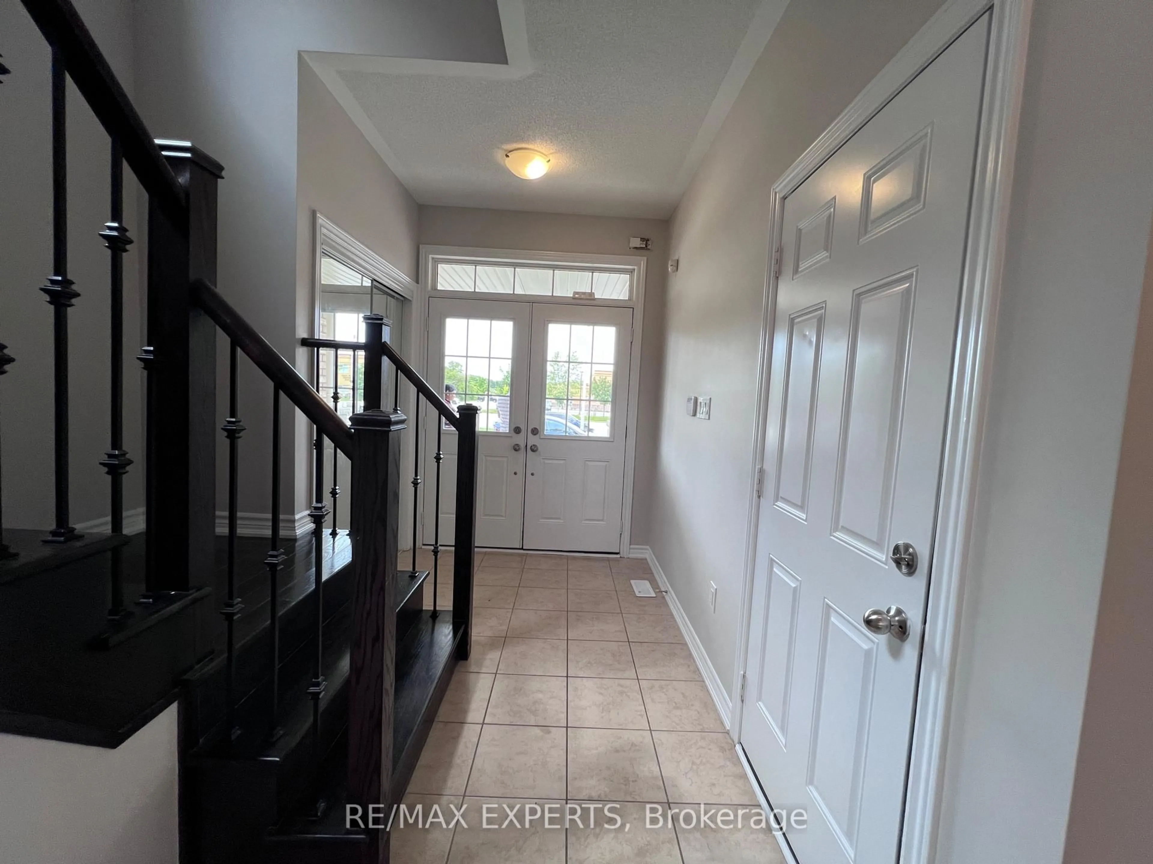 Indoor entryway for 2205 Dawson Cres, Innisfil Ontario L9S 0G9
