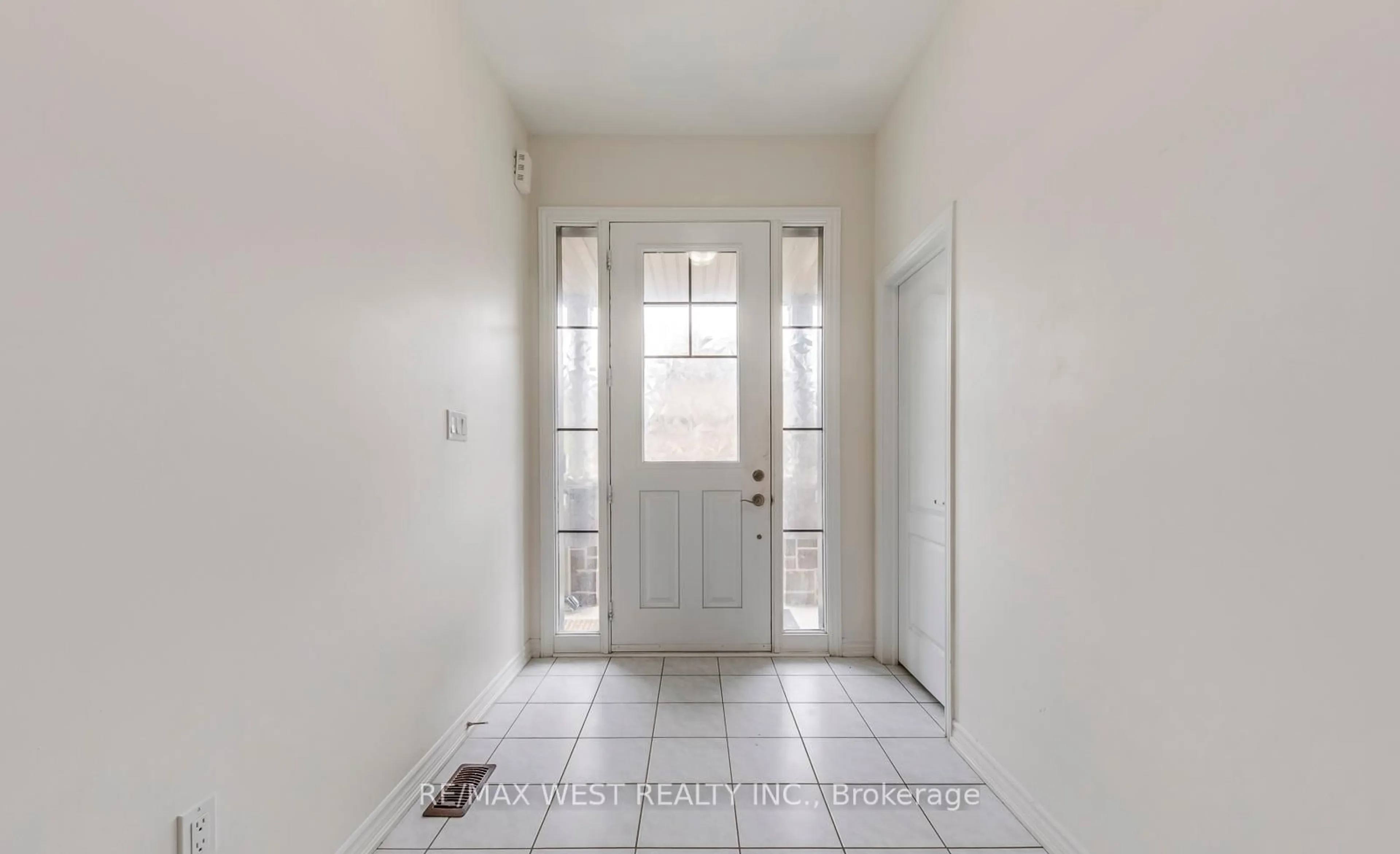 Indoor entryway for 286 Danny Wheeler Blvd, Georgina Ontario L4P 0J9