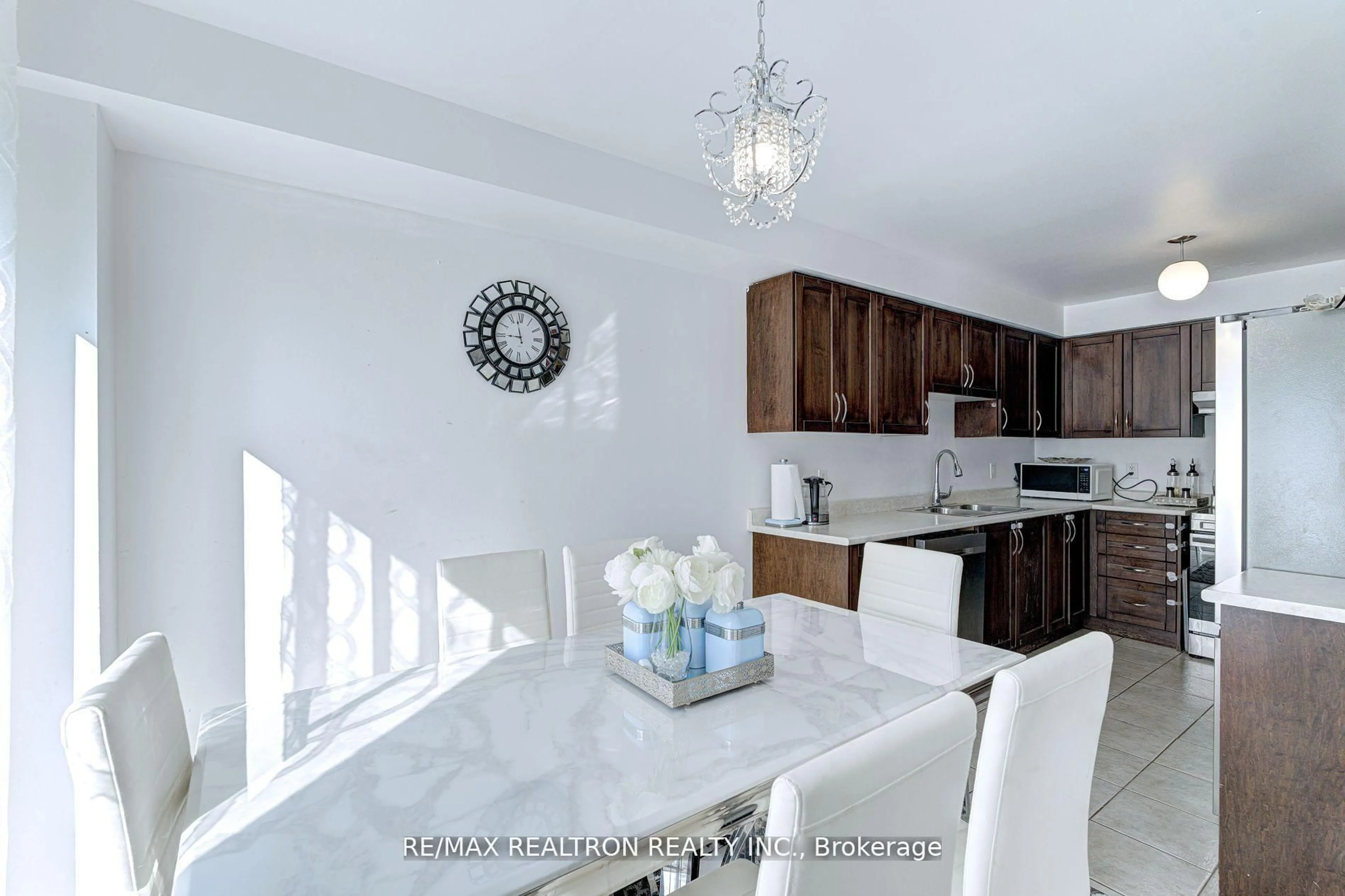 Contemporary kitchen, ceramic/tile floor for 88 Banbrooke Cres, Newmarket Ontario L3X 2W9