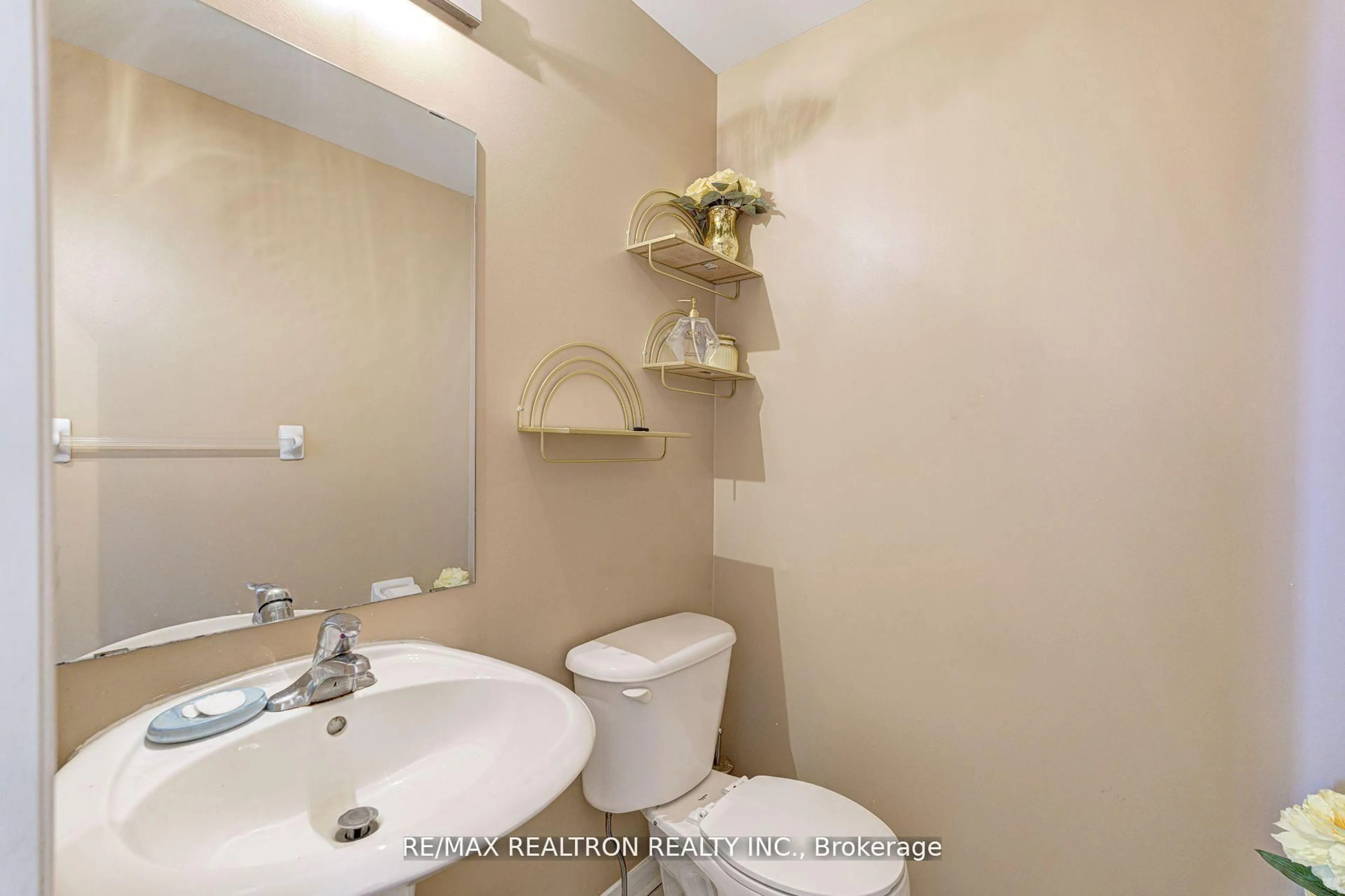 Standard bathroom, ceramic/tile floor for 88 Banbrooke Cres, Newmarket Ontario L3X 2W9