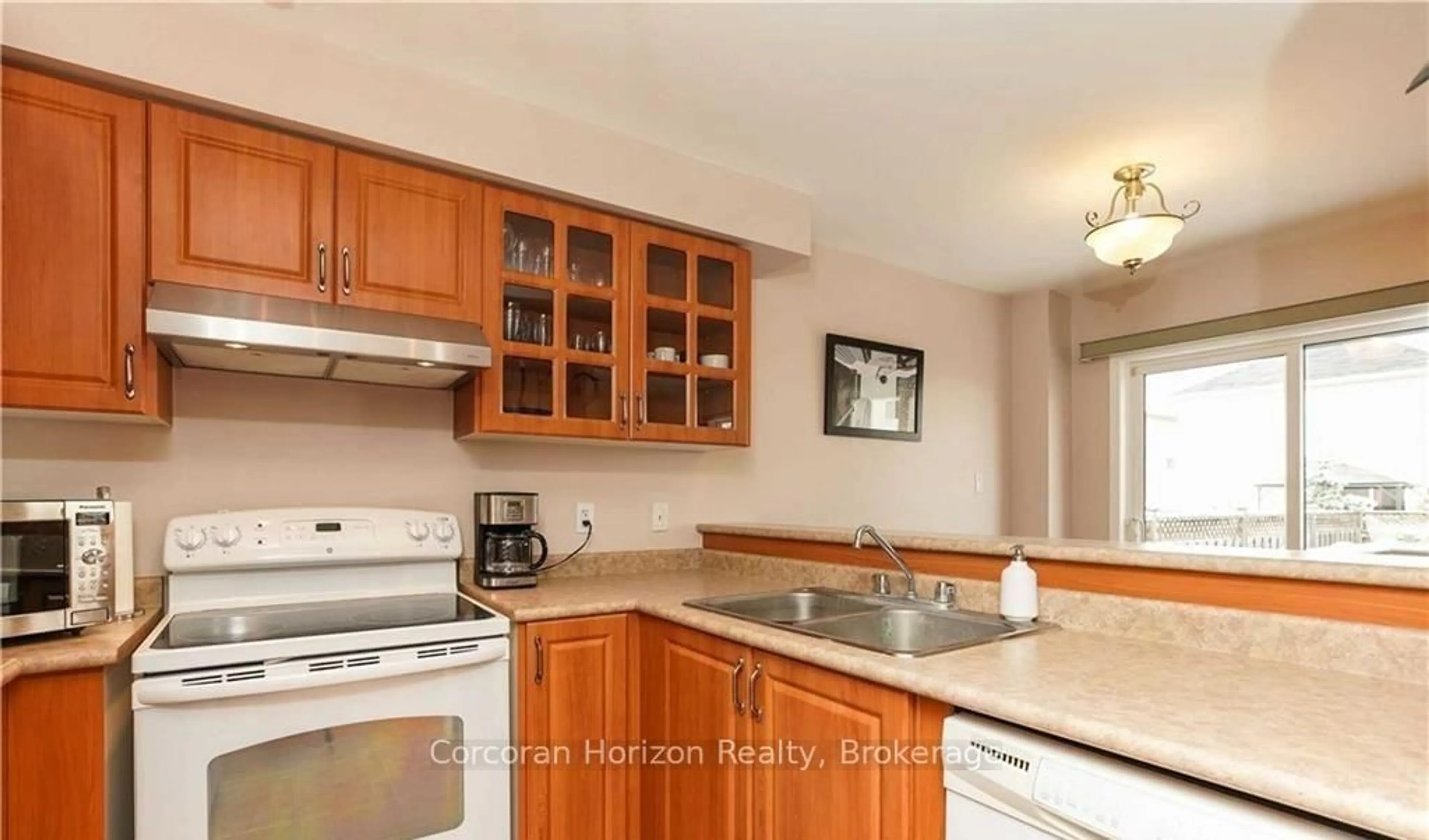 Standard kitchen, ceramic/tile floor for 99 STONEMOUNT Cres, Essa Ontario L0M 1B4