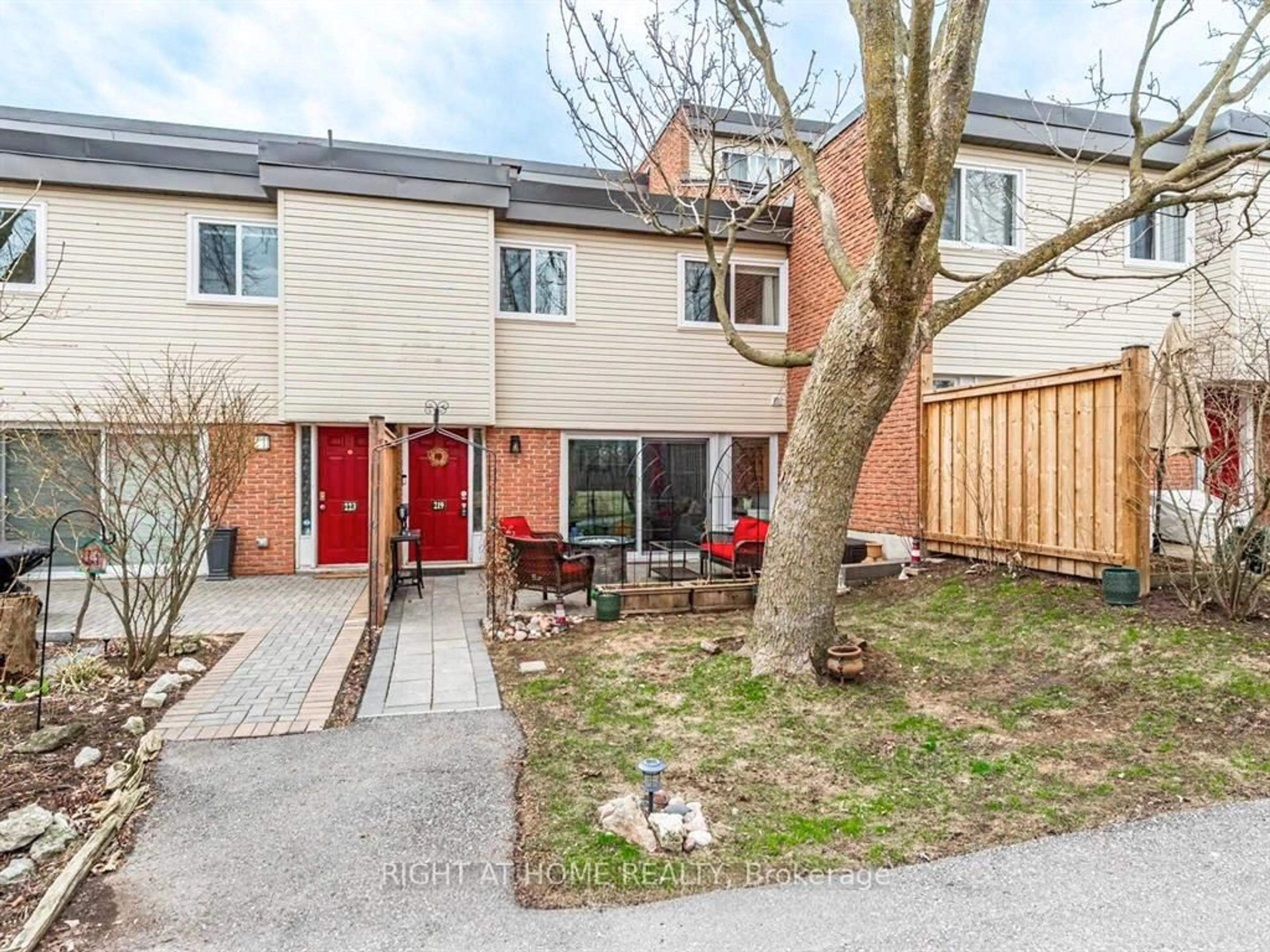 A pic from outside/outdoor area/front of a property/back of a property/a pic from drone, street for 219 Milestone Cres #117, Aurora Ontario L4G 3M2