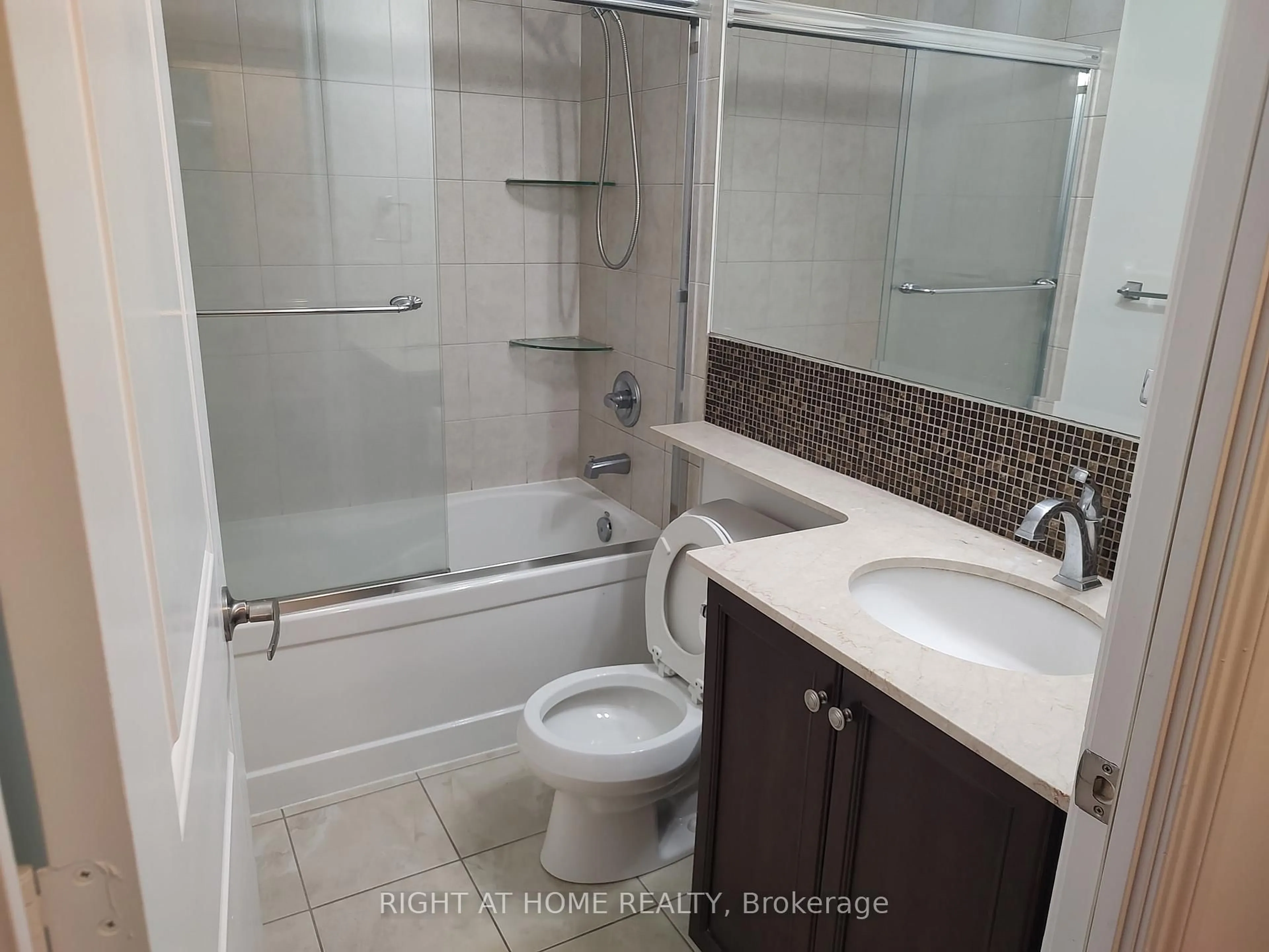 Standard bathroom, unknown for 9245 Jane St #701, Vaughan Ontario L6A 0J9