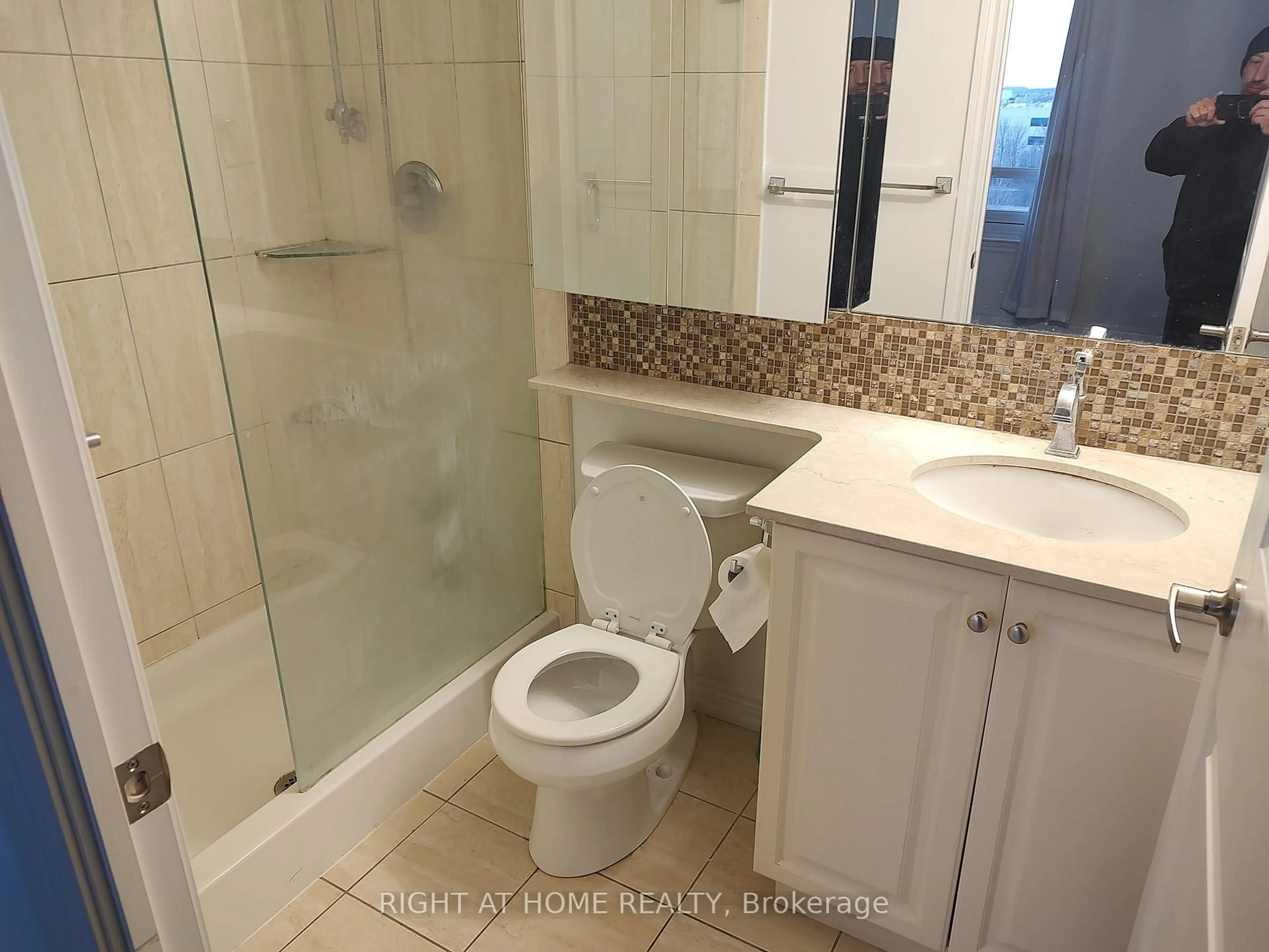 Standard bathroom, ceramic/tile floor for 9245 Jane St #701, Vaughan Ontario L6A 0J9