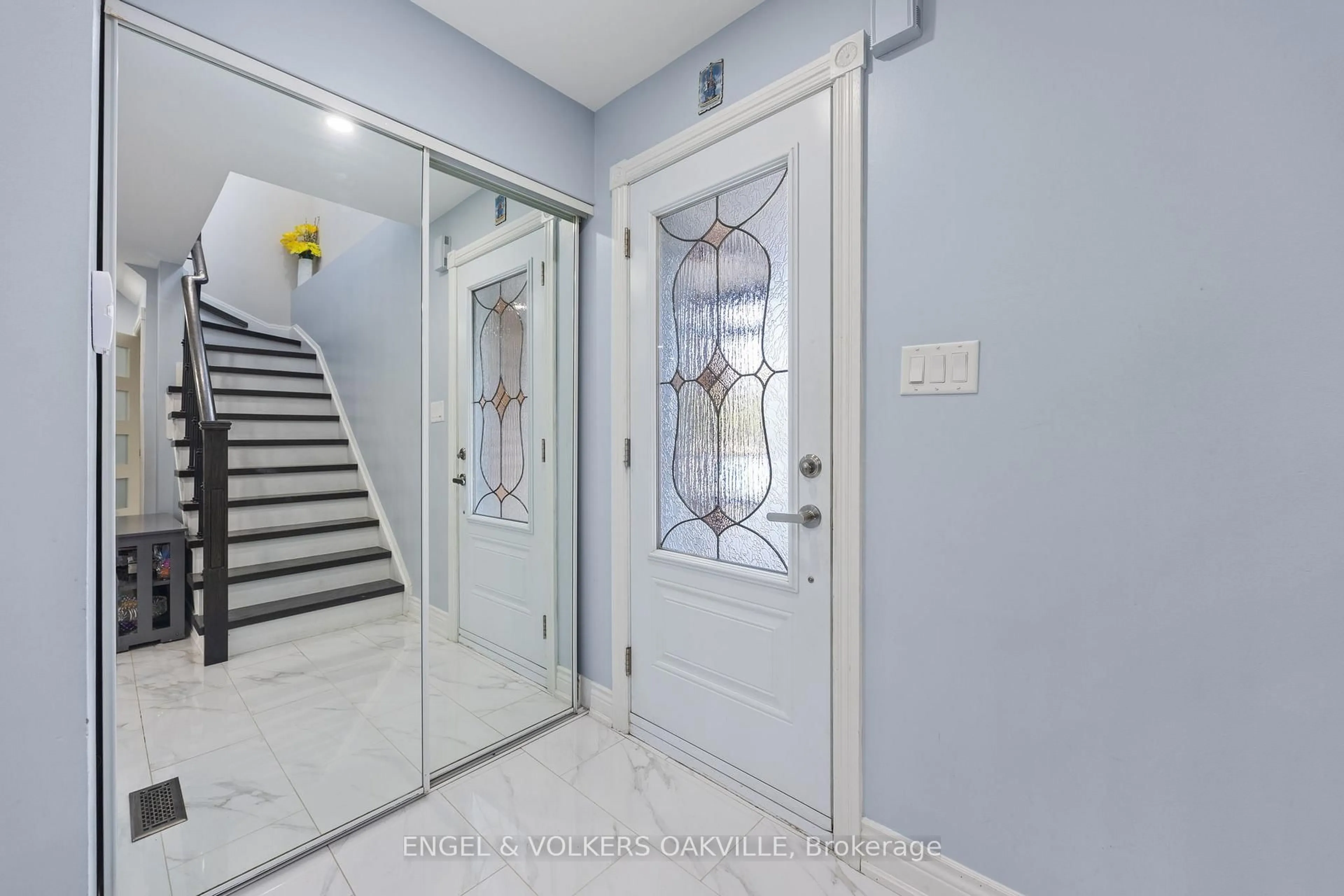 Indoor foyer for 10 Crieff Ave, Vaughan Ontario L6A 2B6