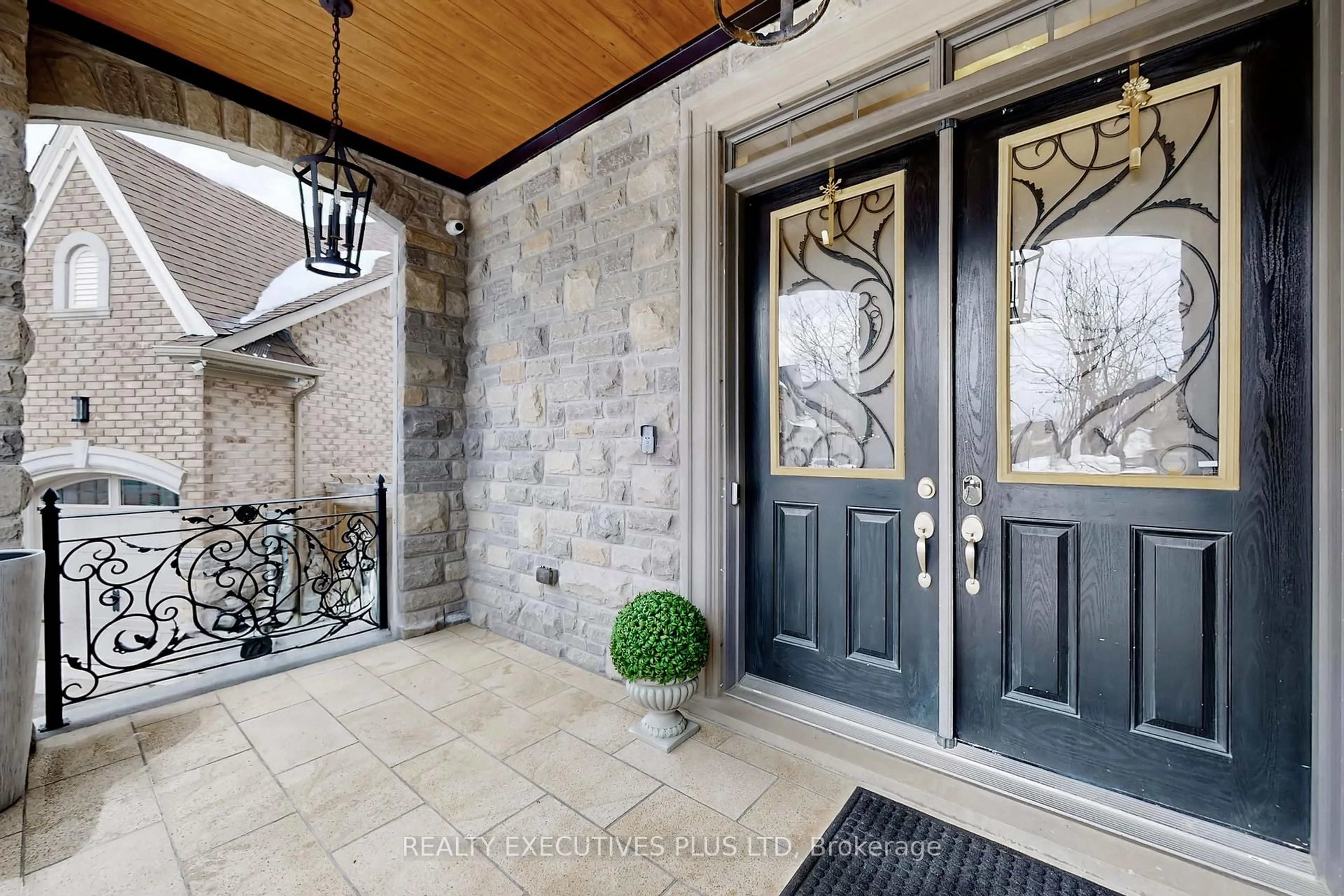 Indoor entryway for 10 Sim Hill Cres, King Ontario L7B 0C4