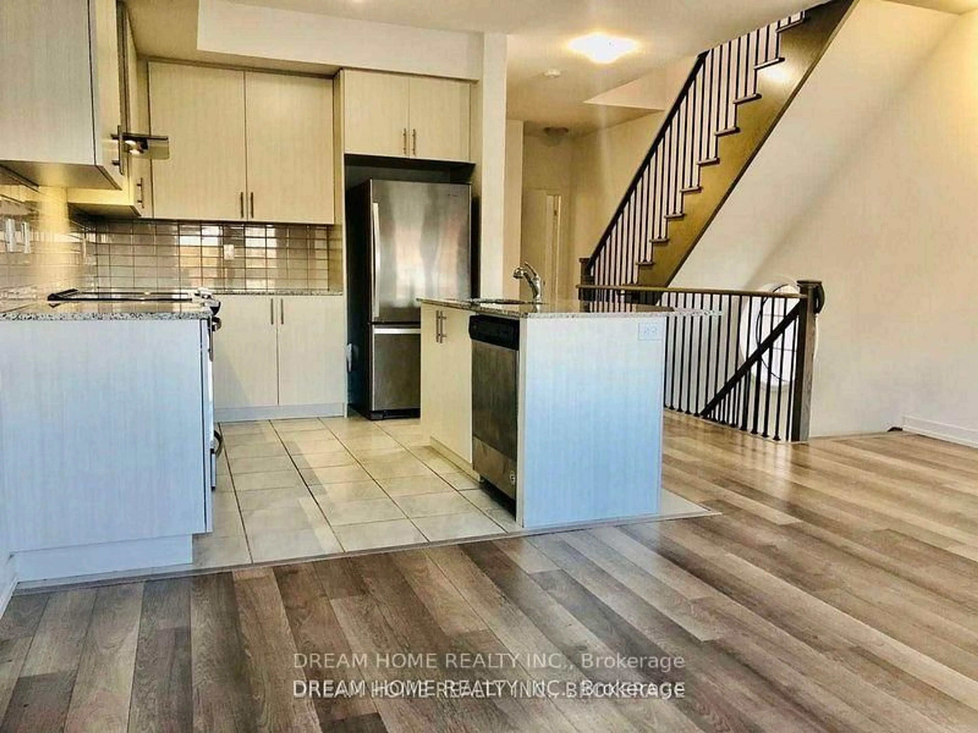 Open concept kitchen, unknown for 7 Heswall Lane, Newmarket Ontario L3Y 0E1