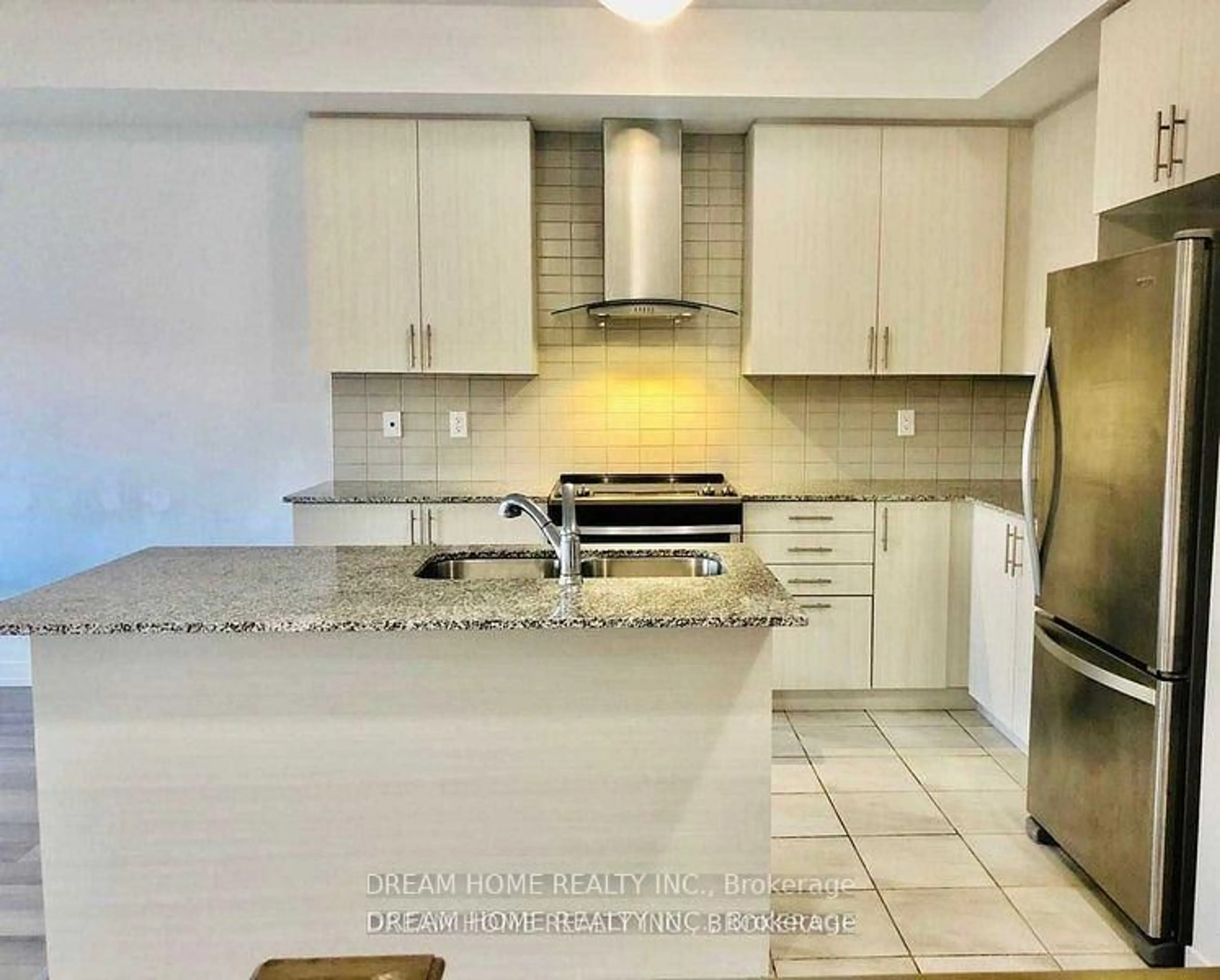 Open concept kitchen, ceramic/tile floor for 7 Heswall Lane, Newmarket Ontario L3Y 0E1