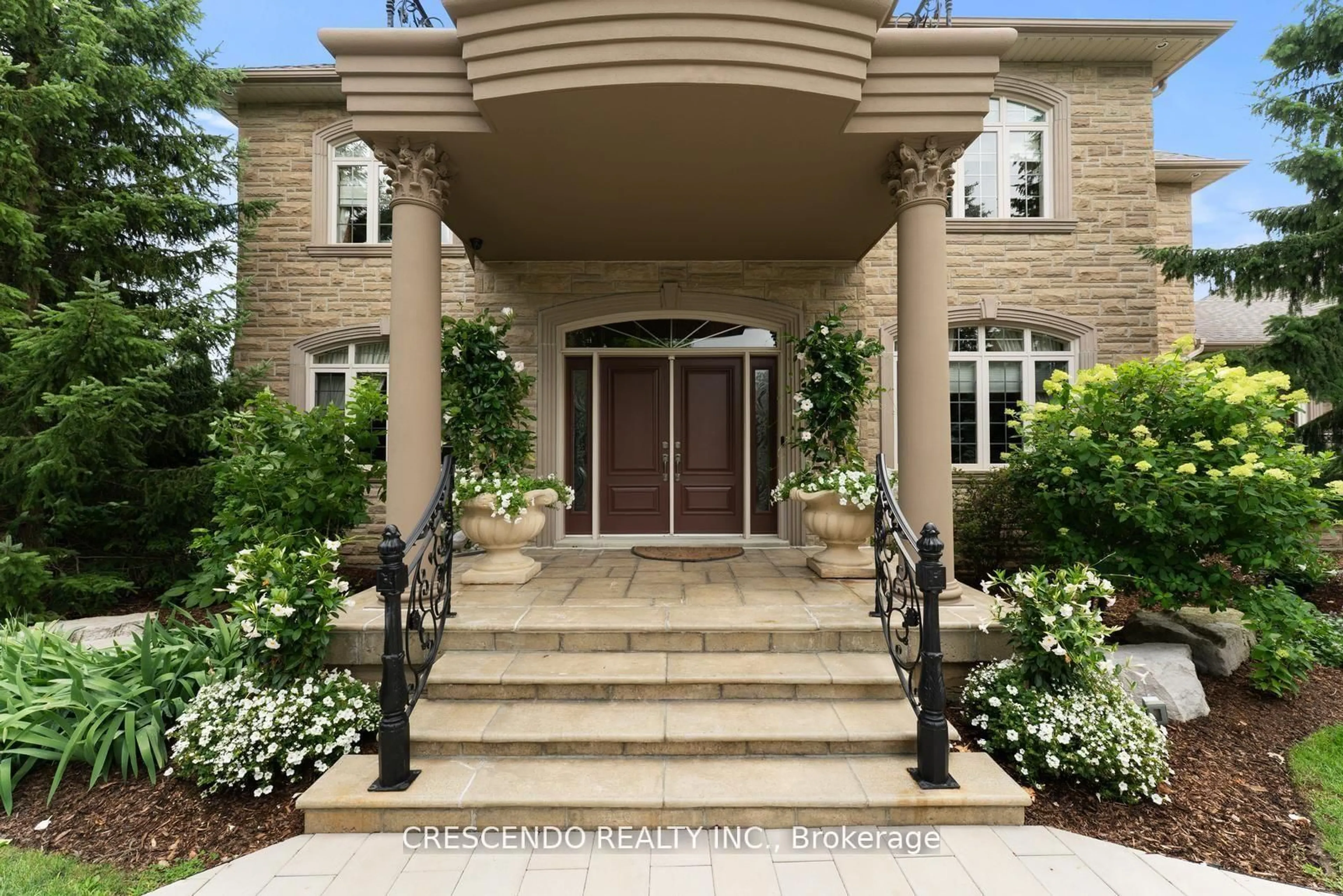 Indoor entryway for 2 Prince Adam Crt, King Ontario L7B 1M1