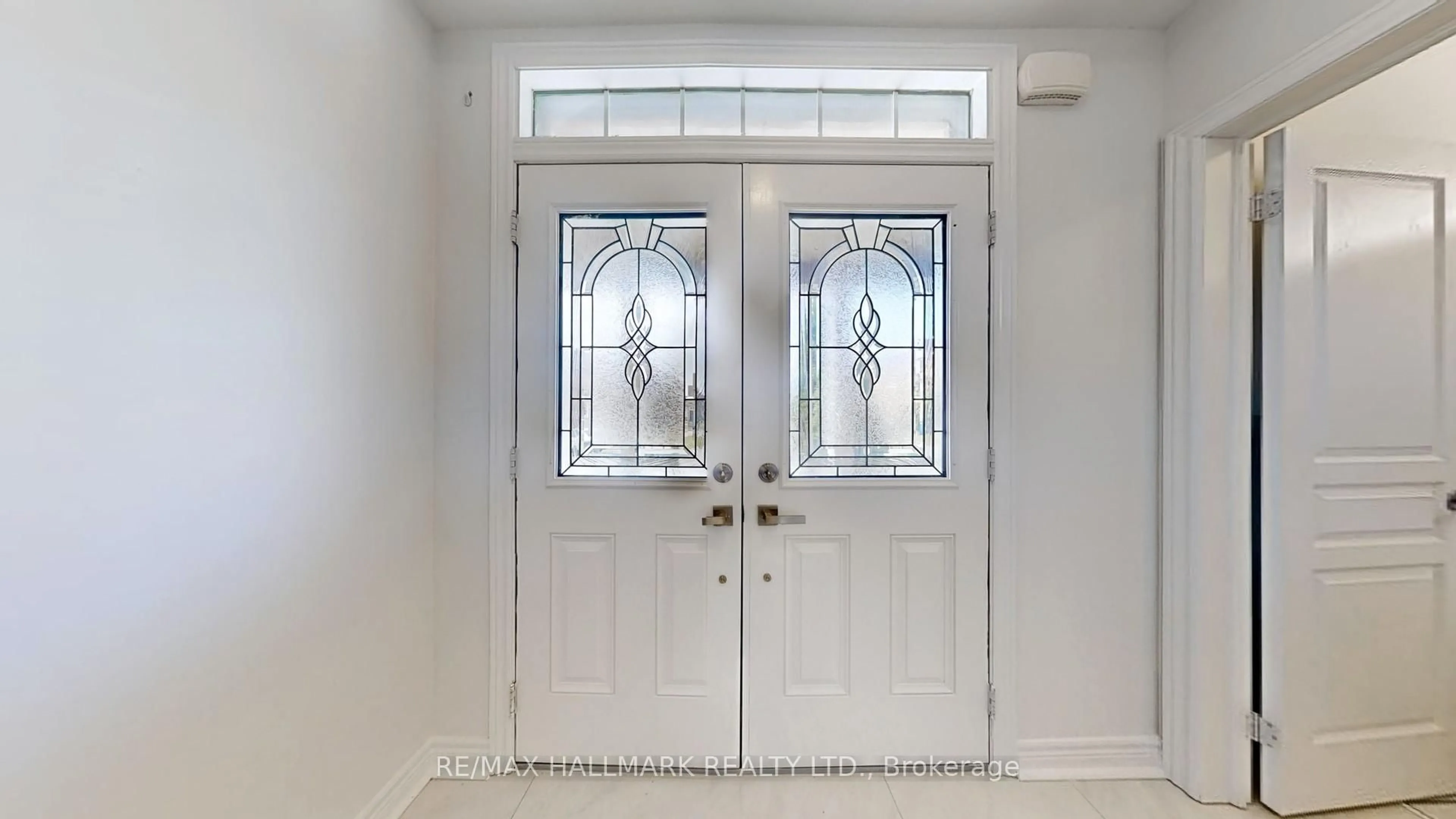 Indoor entryway for 22 Bostock Dr, Georgina Ontario L4P 0C2