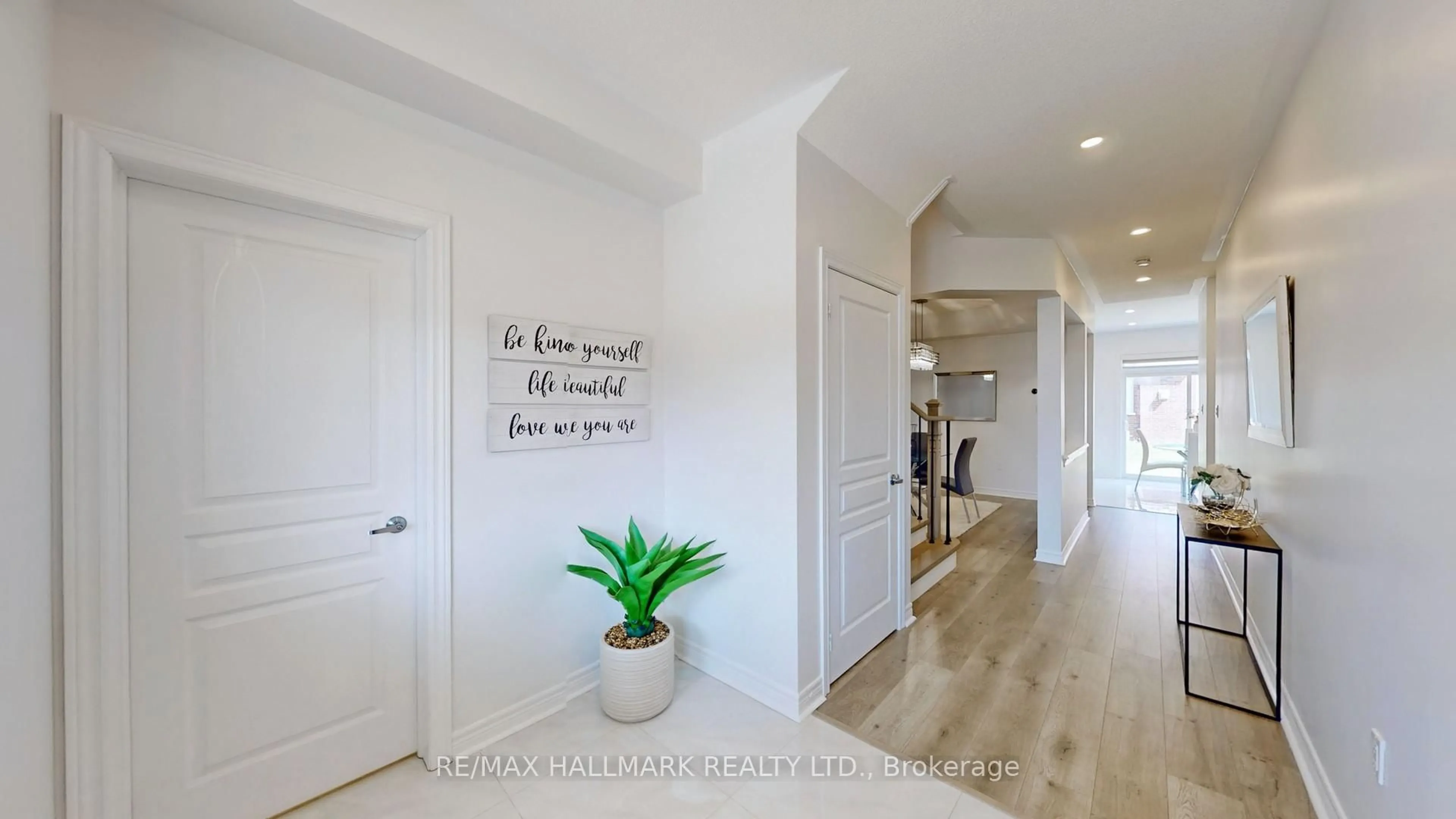 Indoor entryway for 22 Bostock Dr, Georgina Ontario L4P 0C2