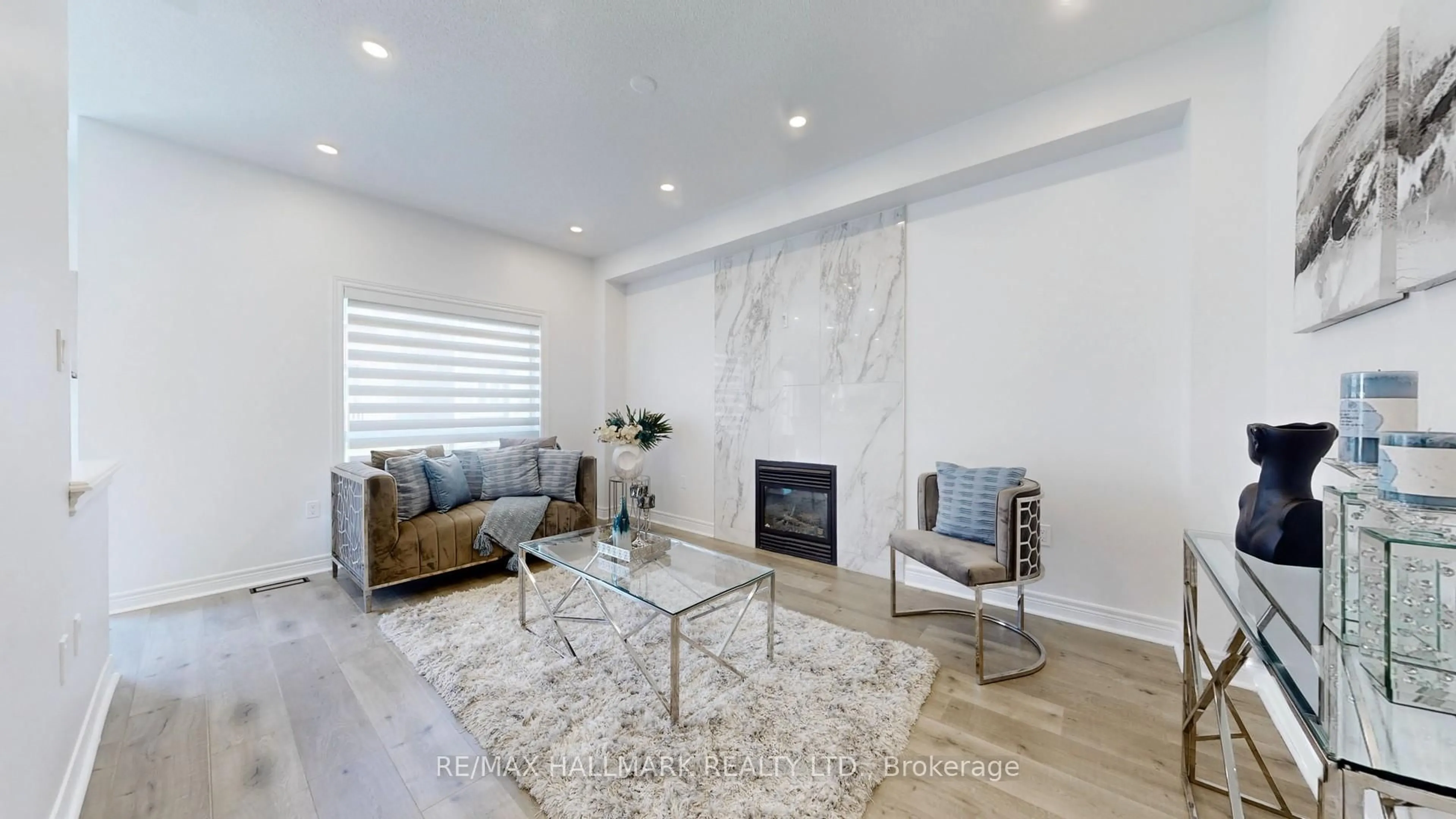 Living room with furniture, unknown for 22 Bostock Dr, Georgina Ontario L4P 0C2