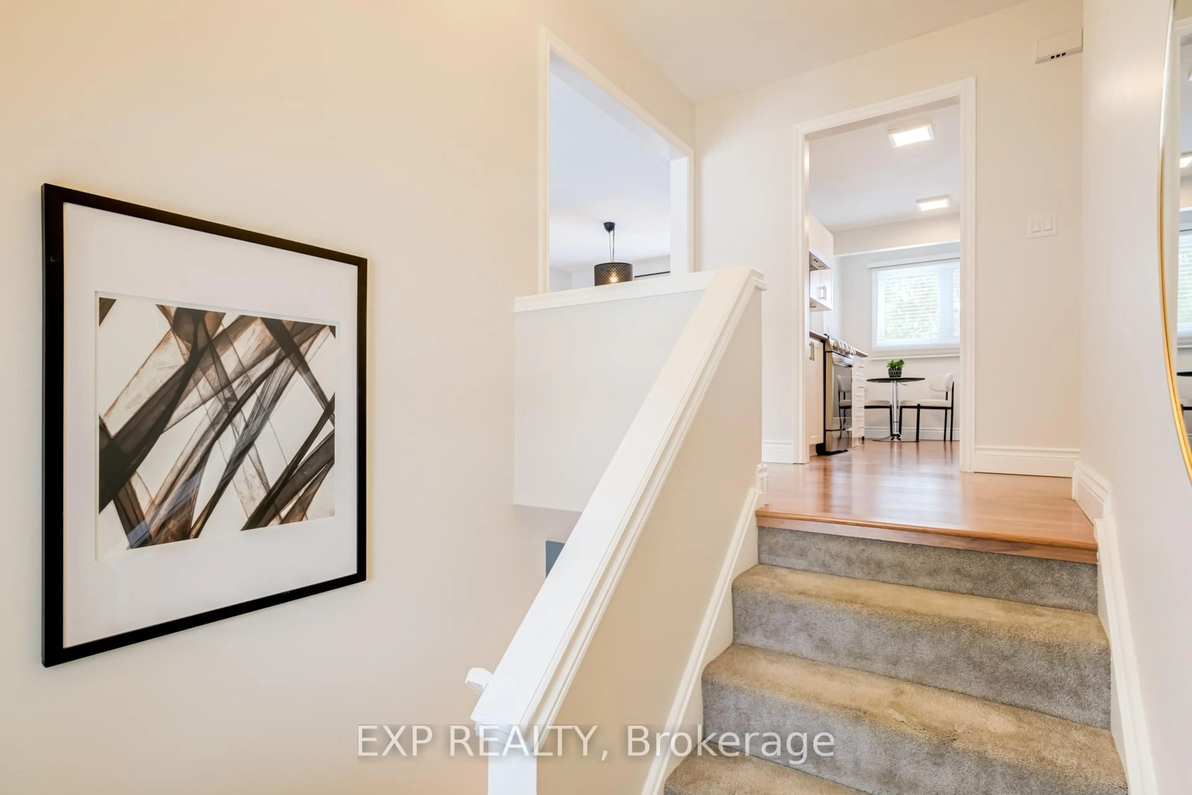Indoor entryway for 20 Plank Rd, East Gwillimbury Ontario L9N 1B4