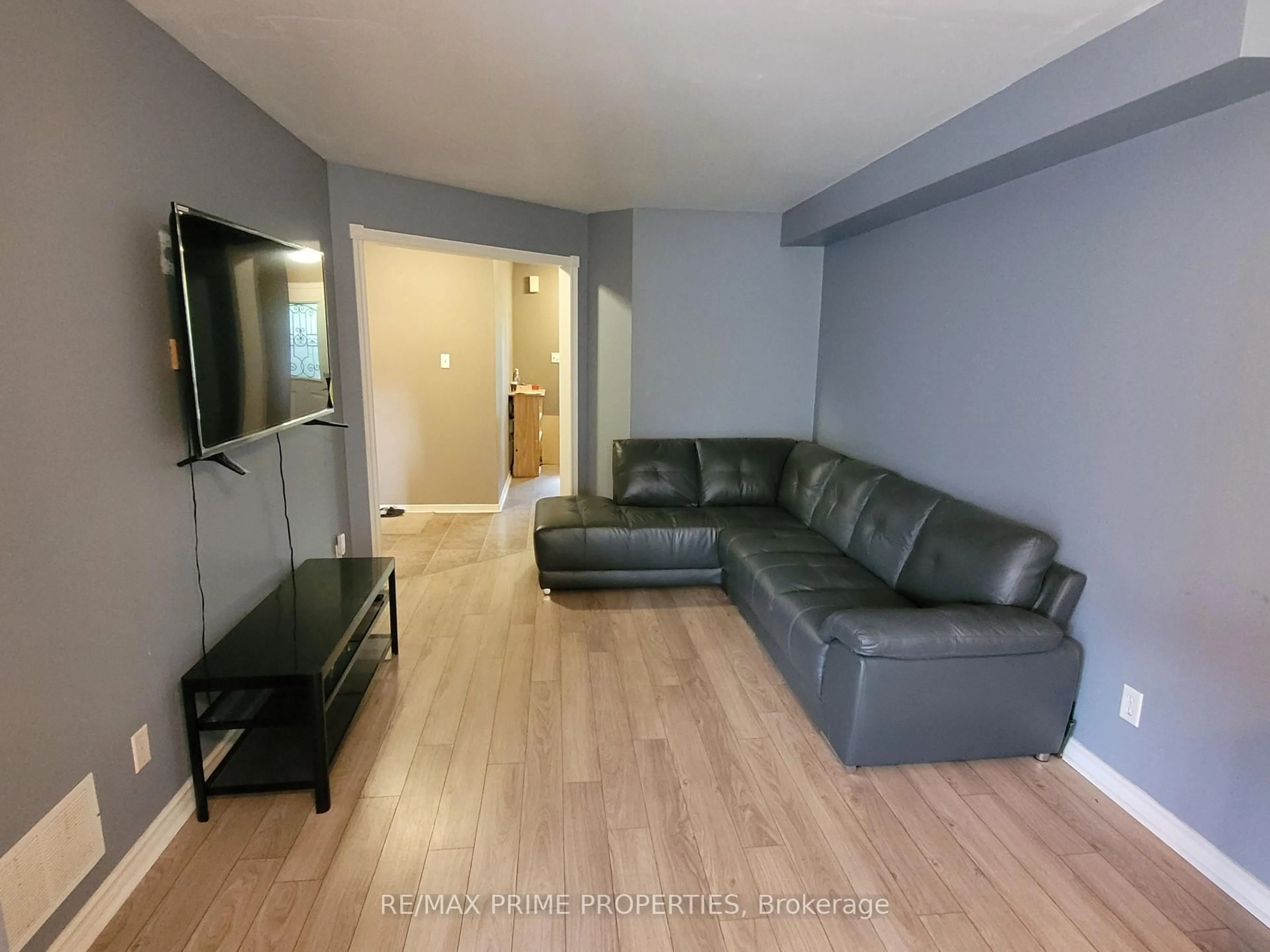 Living room with furniture, unknown for 124 Glasgow Cres, Georgina Ontario L4P 4B1