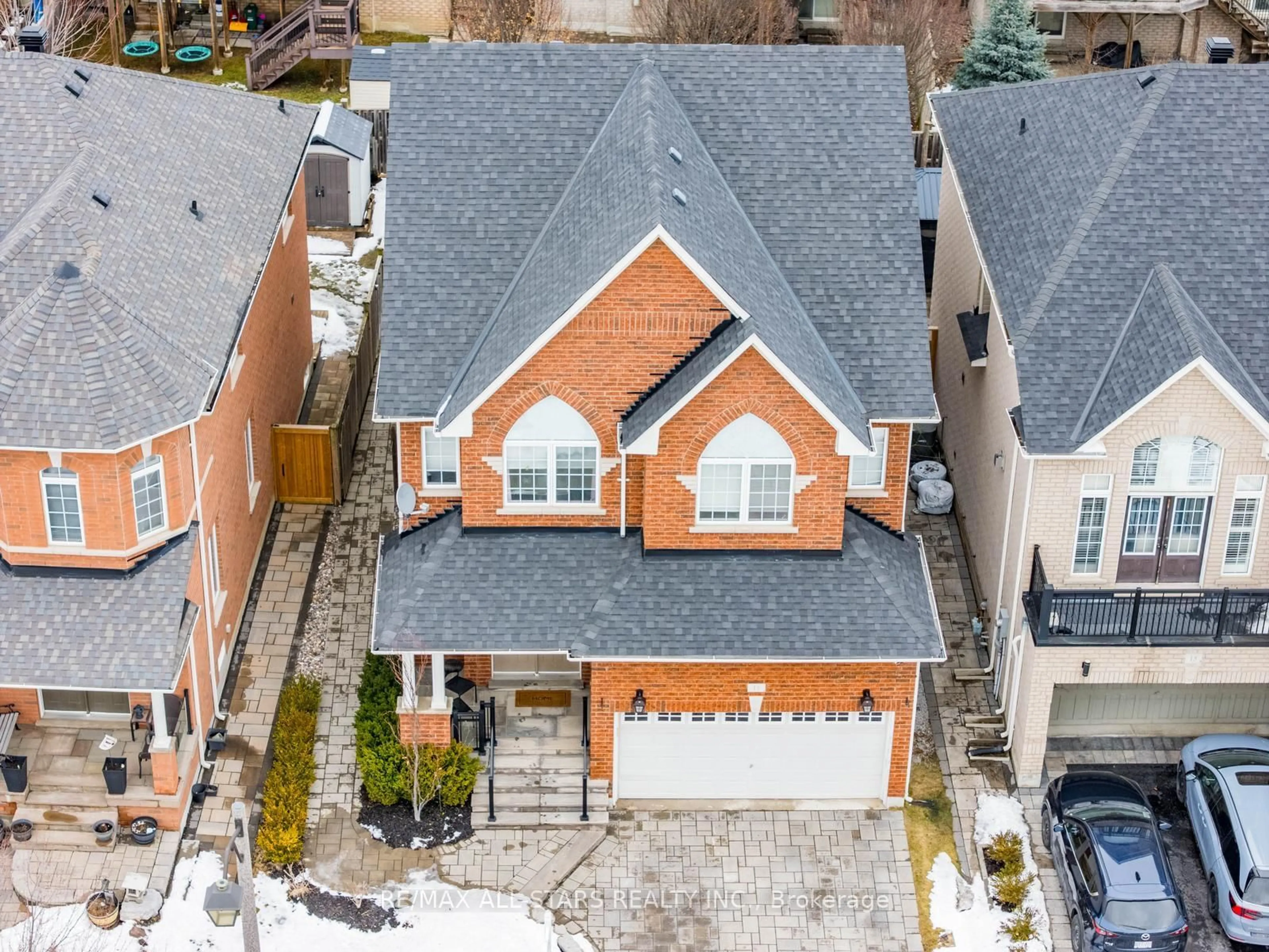 A pic from outside/outdoor area/front of a property/back of a property/a pic from drone, street for 11 Horsedreamer Lane, Whitchurch-Stouffville Ontario L4A 0G6