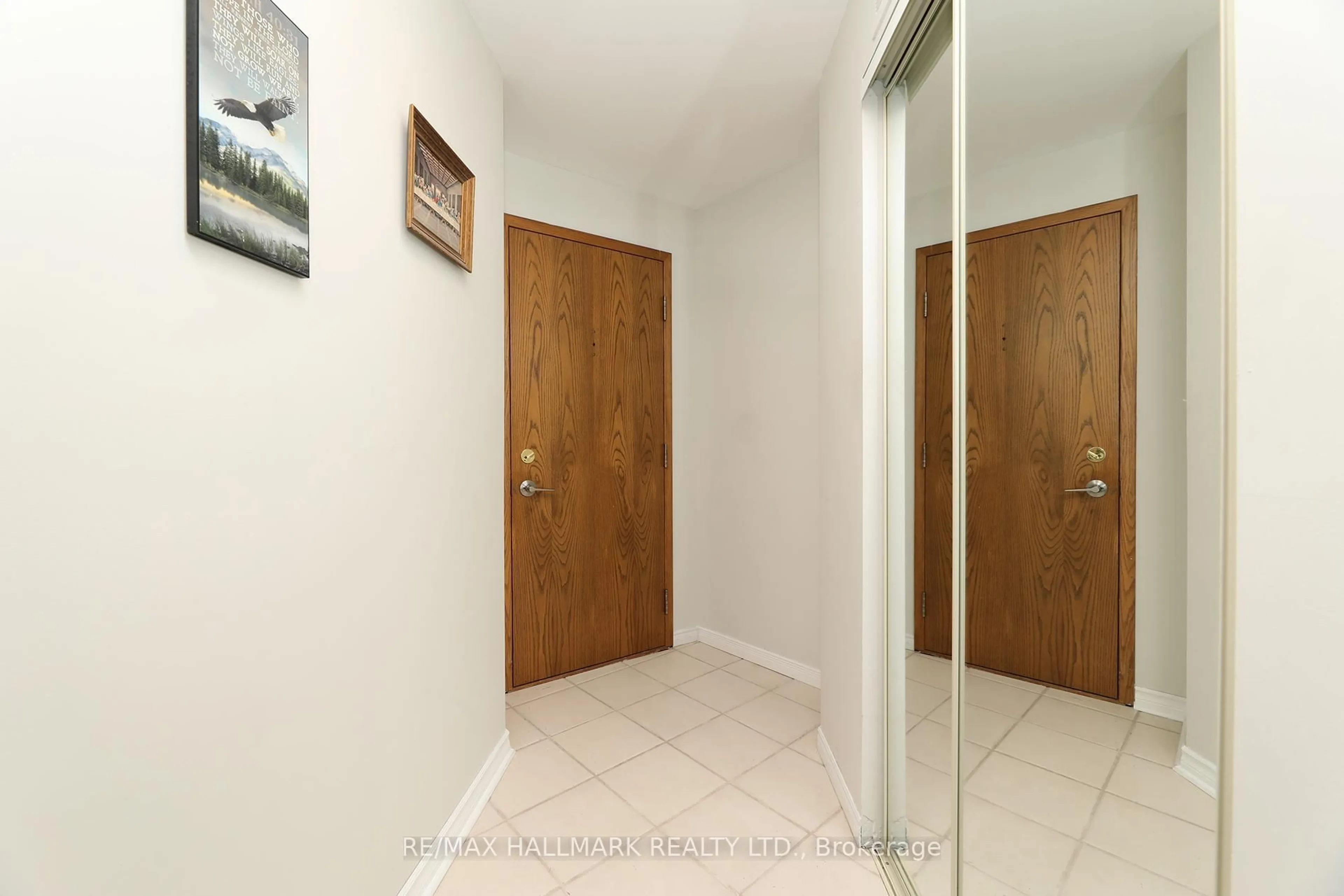 Indoor foyer for 21 George St #305, Aurora Ontario L4G 2S1